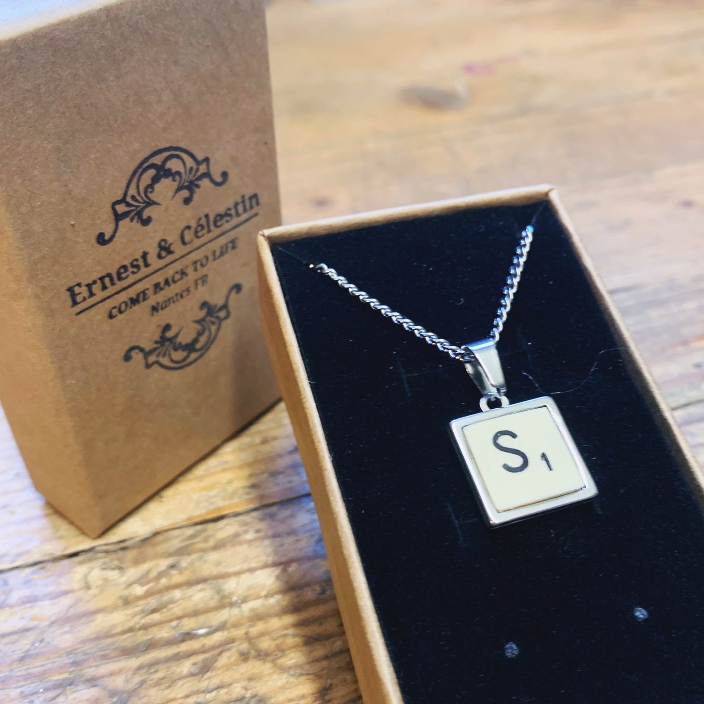 Pendentif collier sautoir bijoux carré Made in France upcycling recyclage offrir cadeau Scrabble lettre alphabet mot prénom