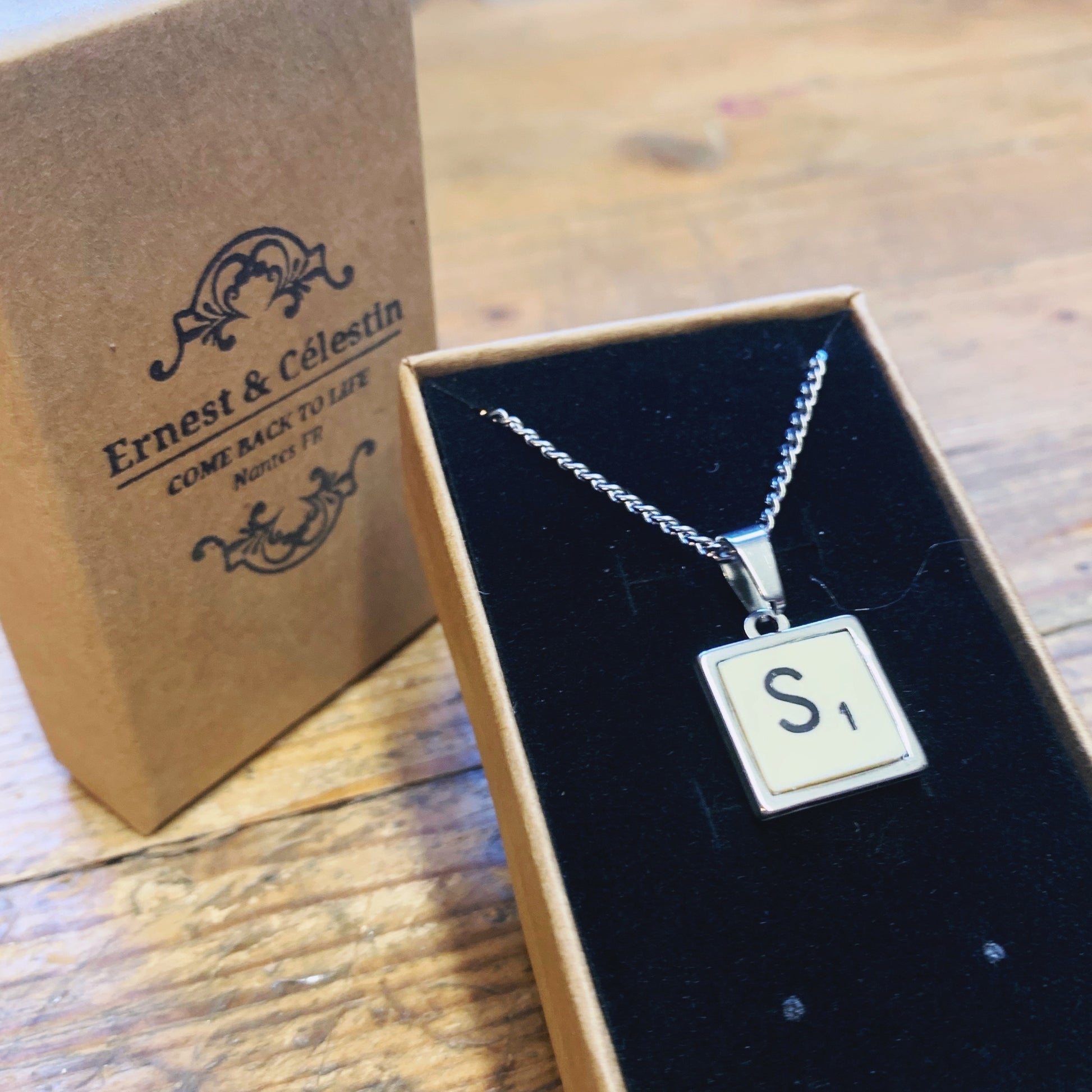 Pendentif collier sautoir bijoux carré Made in France upcycling recyclage offrir cadeau Scrabble lettre alphabet mot prénom