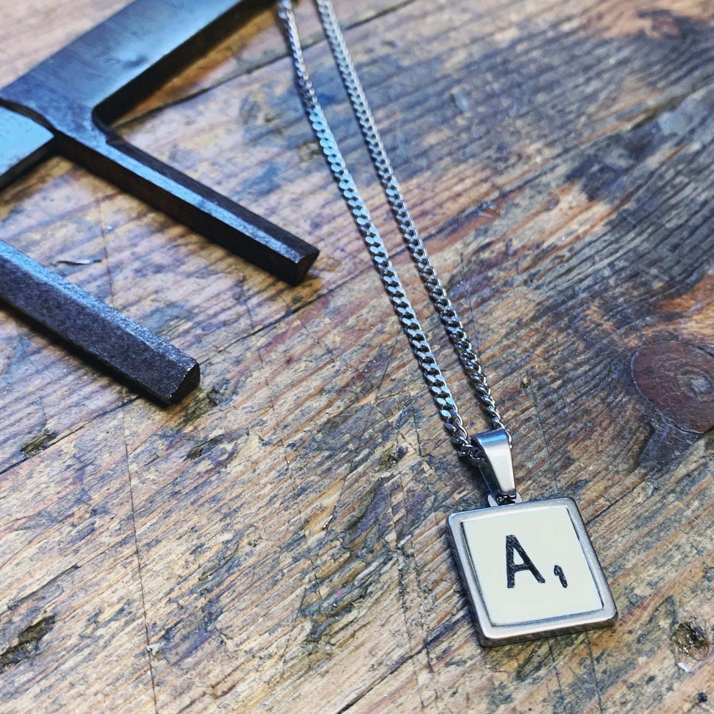 Pendentif collier sautoir bijoux carré Made in France upcycling recyclage offrir cadeau Scrabble lettre alphabet mot prénom
