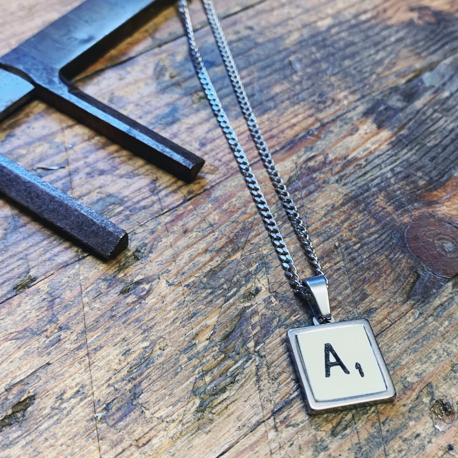 Pendentif collier sautoir bijoux carré Made in France upcycling recyclage offrir cadeau Scrabble lettre alphabet mot prénom