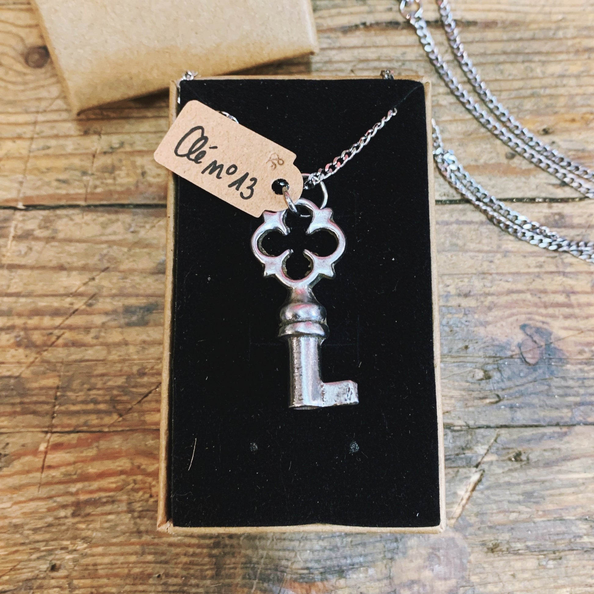Bijoux offrir cadeau clĂ© clef  Pendentif collier créé Ă  partir dâanciennes petites clĂ©s en mĂ©tal recyclage Made in France sĂ©rie limitĂ©e piĂšce unique numerotĂ© upcycling