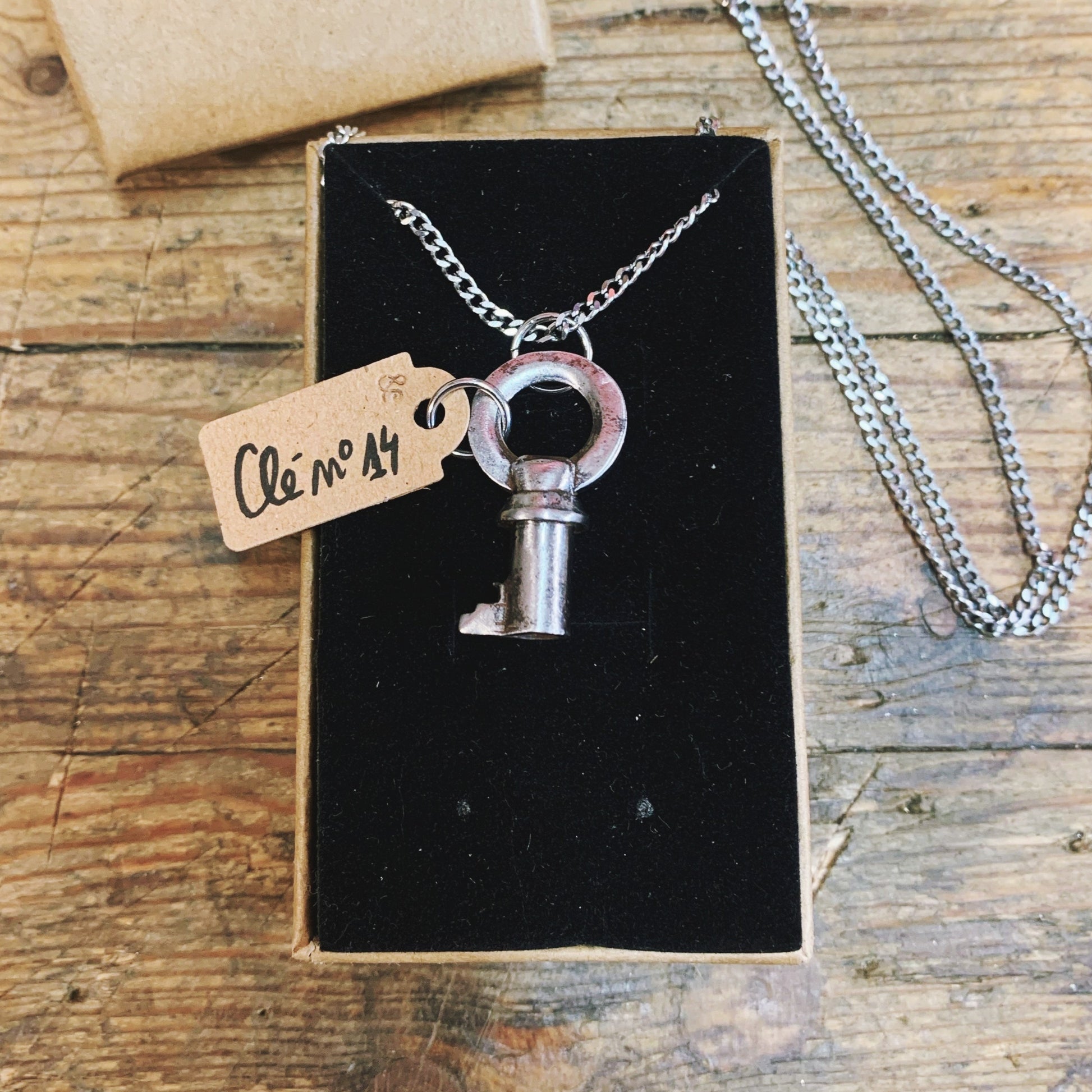 Bijoux offrir cadeau clĂ© clef  Pendentif collier créé Ă  partir dâanciennes petites clĂ©s en mĂ©tal recyclage Made in France sĂ©rie limitĂ©e piĂšce unique numerotĂ© upcycling