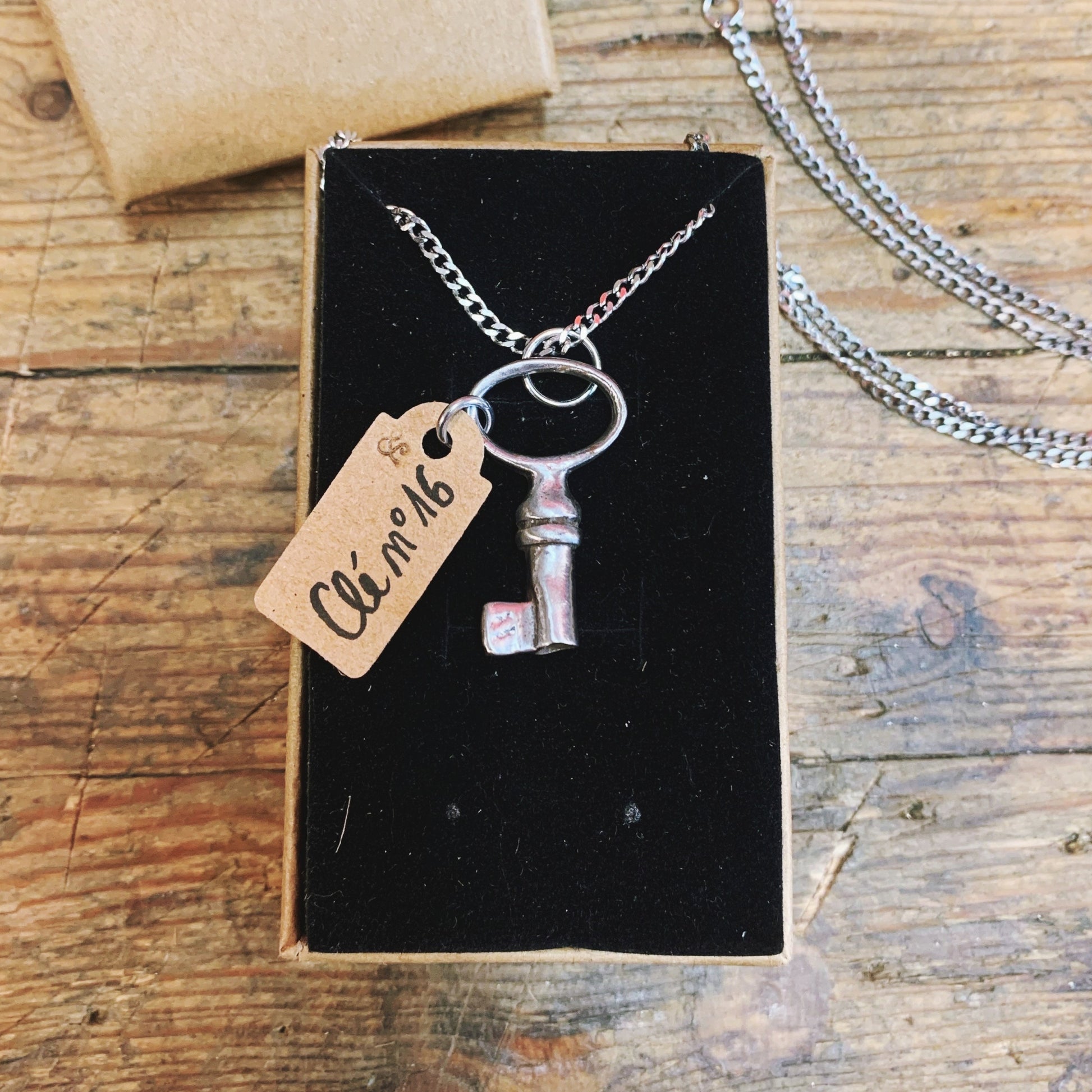 Bijoux offrir cadeau clĂ© clef  Pendentif collier créé Ă  partir dâanciennes petites clĂ©s en mĂ©tal recyclage Made in France sĂ©rie limitĂ©e piĂšce unique numerotĂ© upcycling