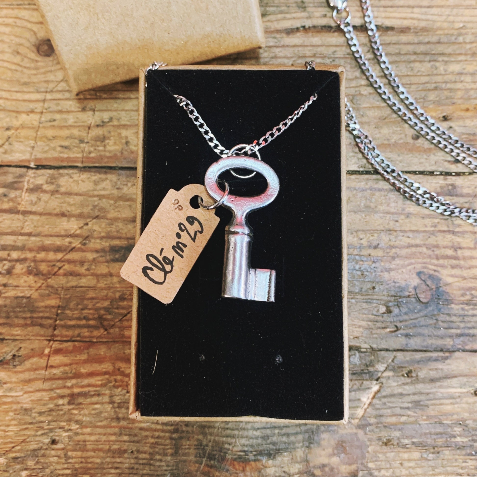 Bijoux offrir cadeau clĂ© clef  Pendentif collier créé Ă  partir dâanciennes petites clĂ©s en mĂ©tal recyclage Made in France sĂ©rie limitĂ©e piĂšce unique numerotĂ© upcycling