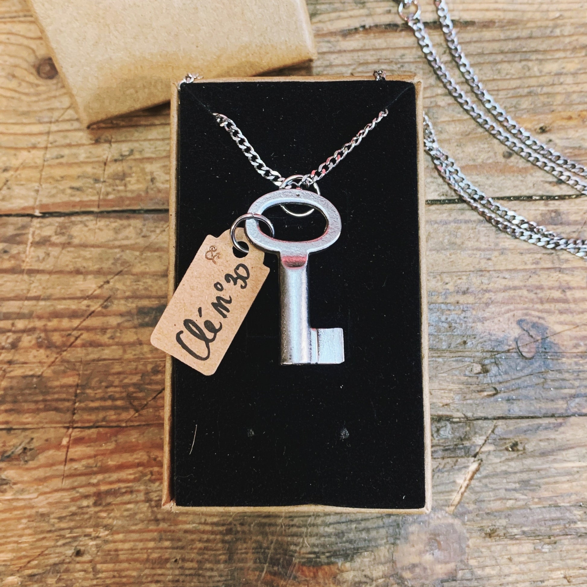 Bijoux offrir cadeau clĂ© clef  Pendentif collier créé Ă  partir dâanciennes petites clĂ©s en mĂ©tal recyclage Made in France sĂ©rie limitĂ©e piĂšce unique numerotĂ© upcycling