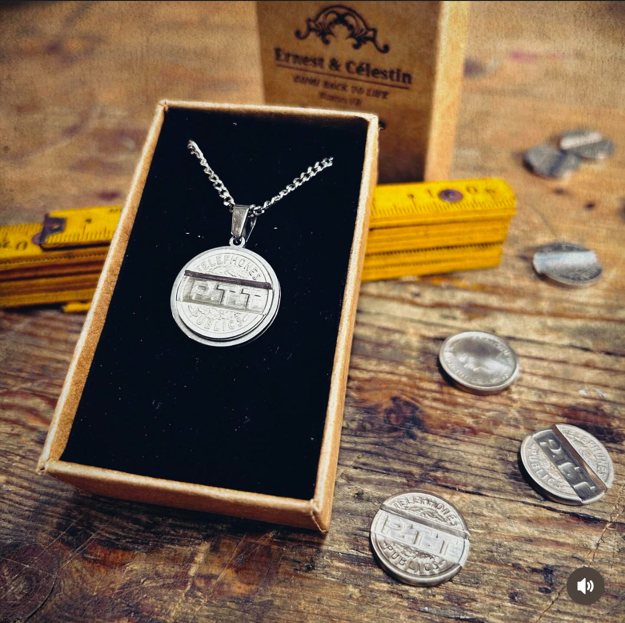 Bijoux offrir cadeau facteur factrice  Pendentif créé à partir d’anciens jetons de téléphone public PTT recyclage Made in France série limitée