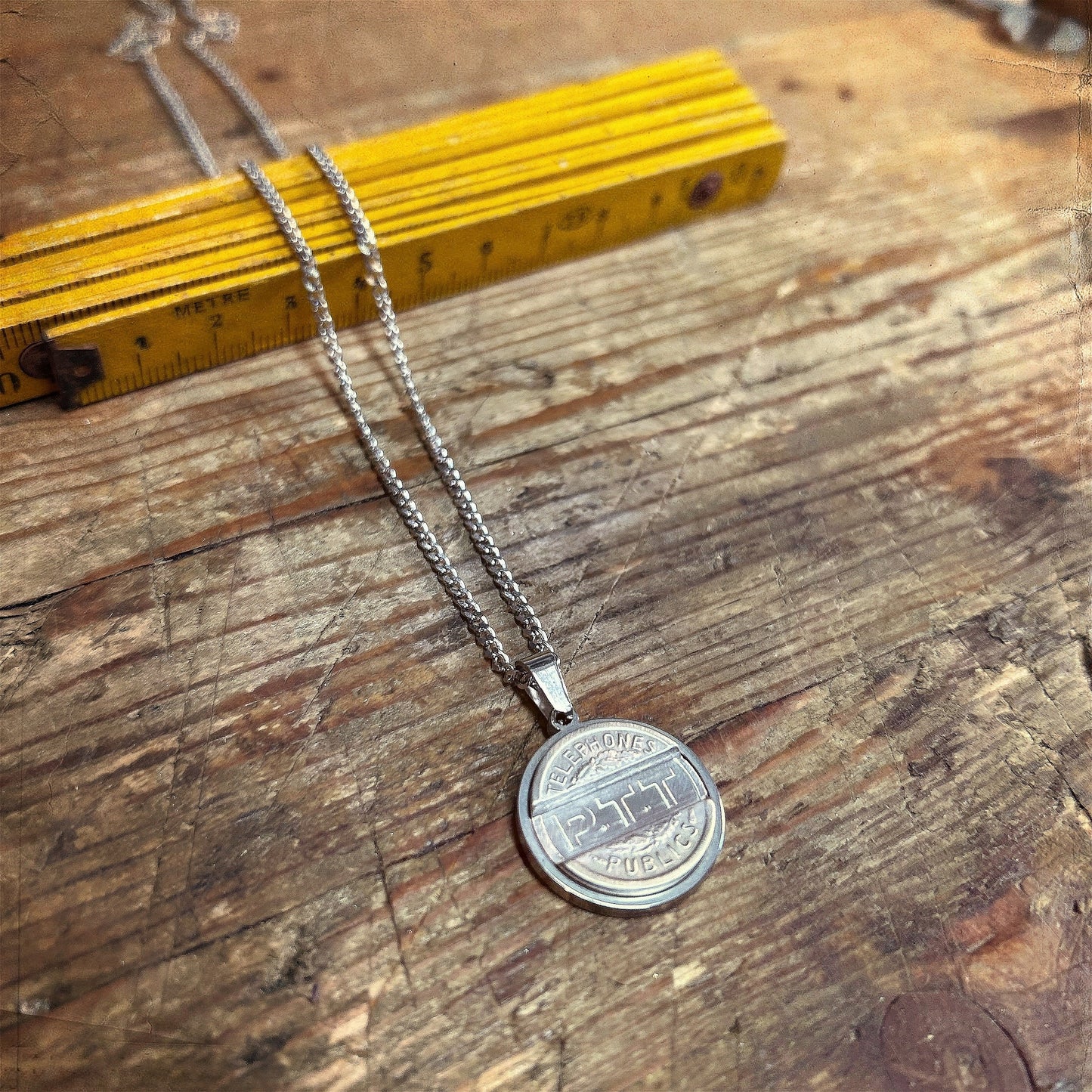 Bijoux offrir cadeau facteur factrice  Pendentif créé à partir d’anciens jetons de téléphone public PTT recyclage Made in France série limitée