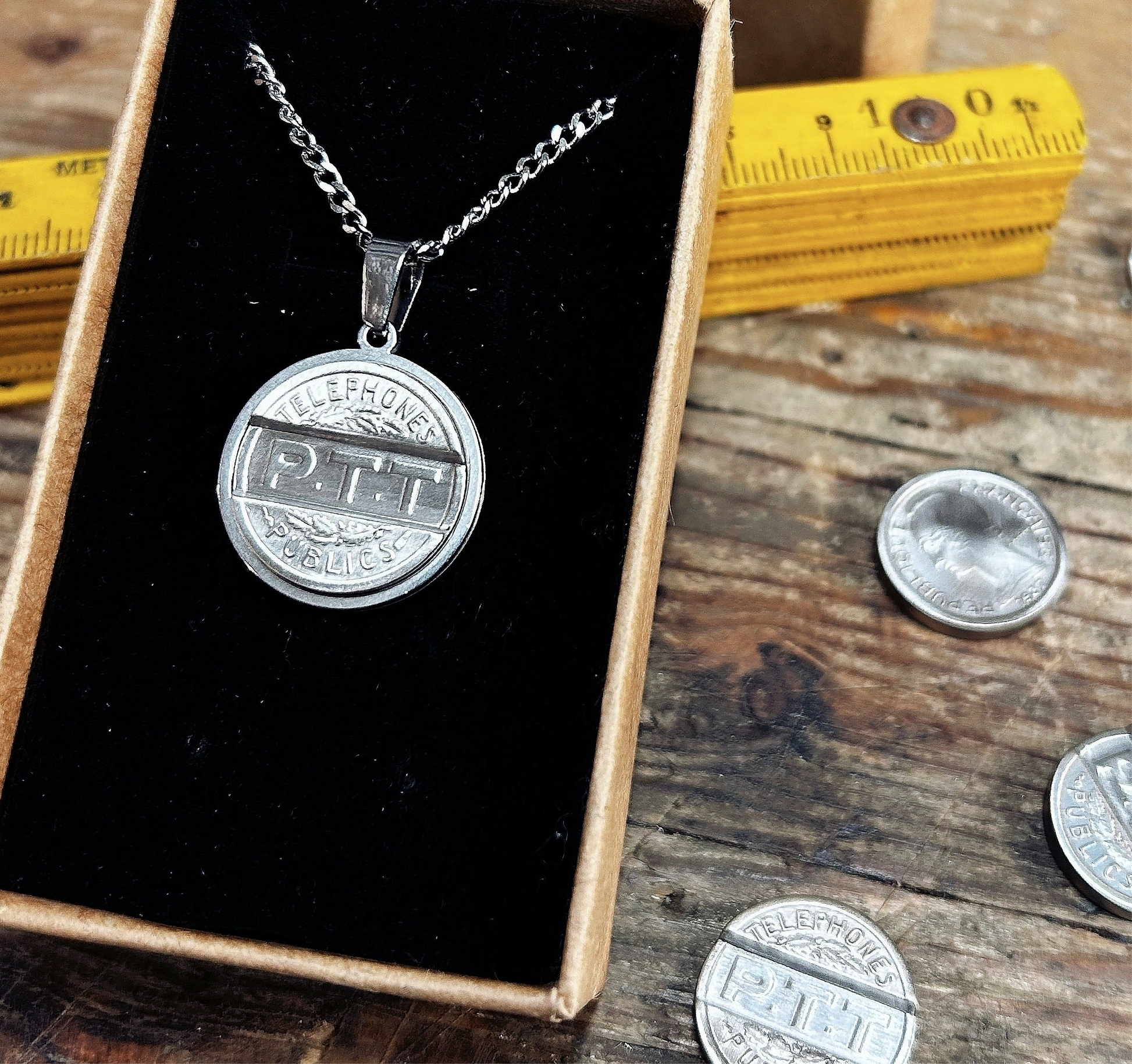 Bijoux offrir cadeau facteur factrice  Pendentif créé à partir d’anciens jetons de téléphone public PTT recyclage Made in France série limitée