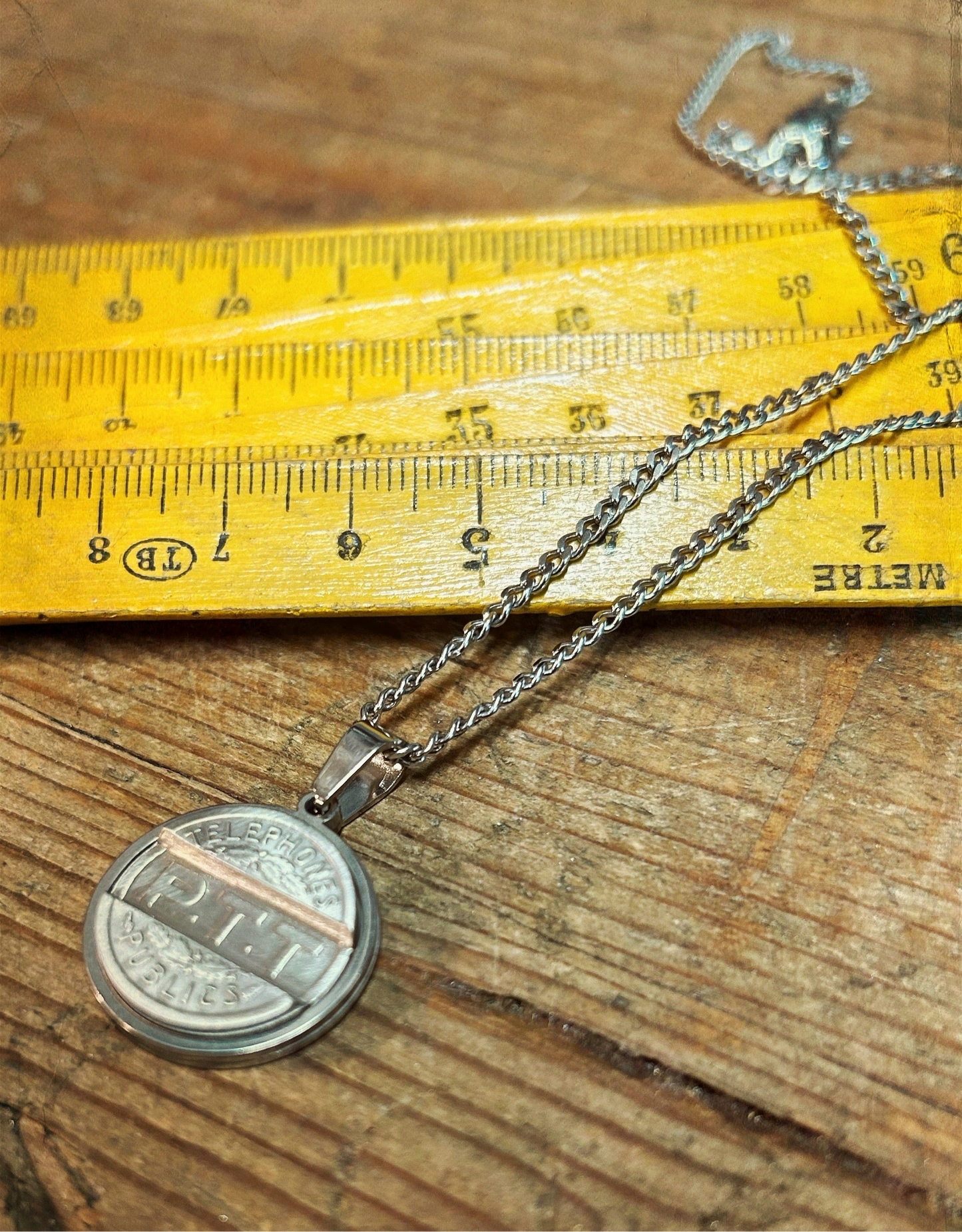 Bijoux offrir cadeau facteur factrice  Pendentif créé à partir d’anciens jetons de téléphone public PTT recyclage Made in France série limitée
