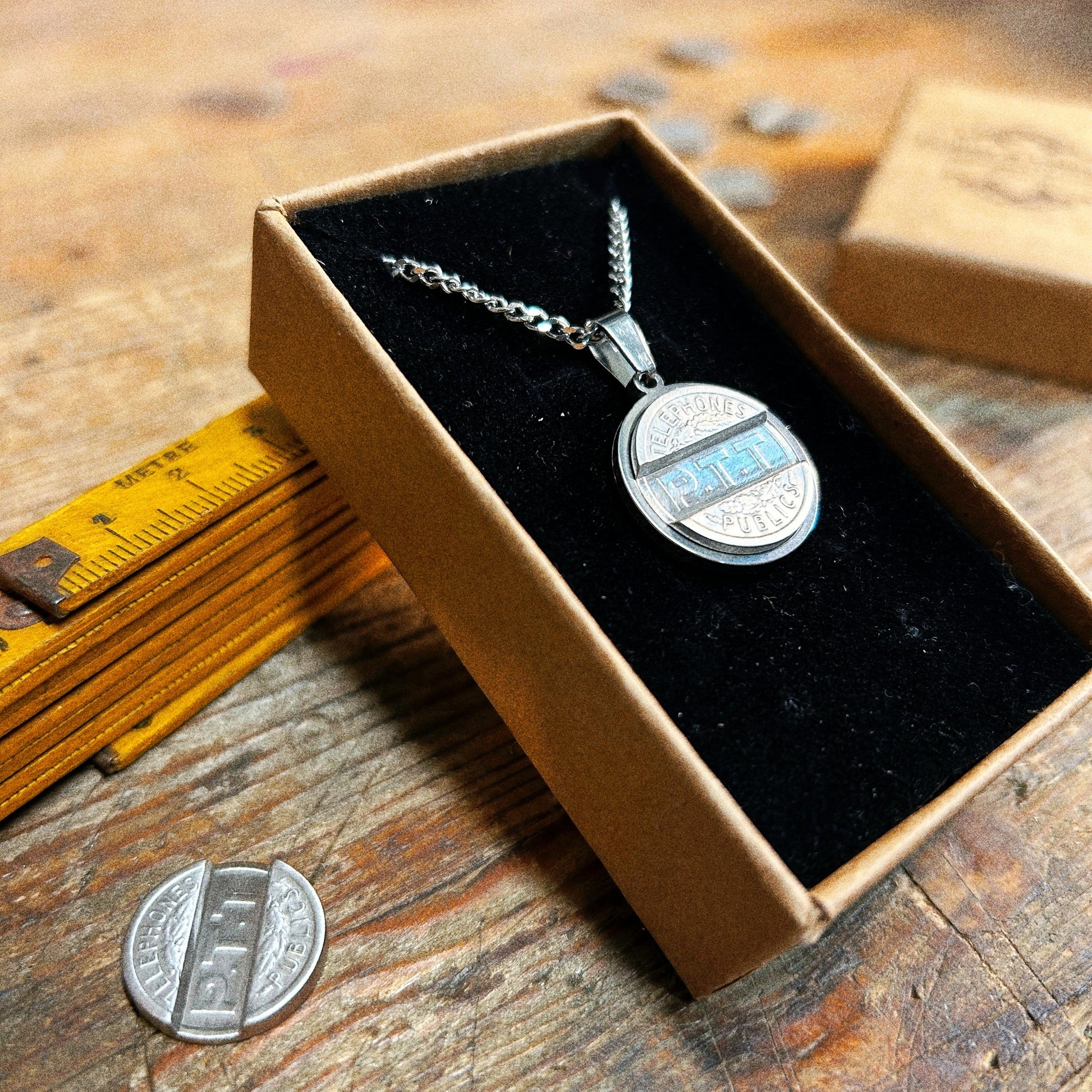 Bijoux offrir cadeau facteur factrice  Pendentif créé à partir d’anciens jetons de téléphone public PTT recyclage Made in France série limitée