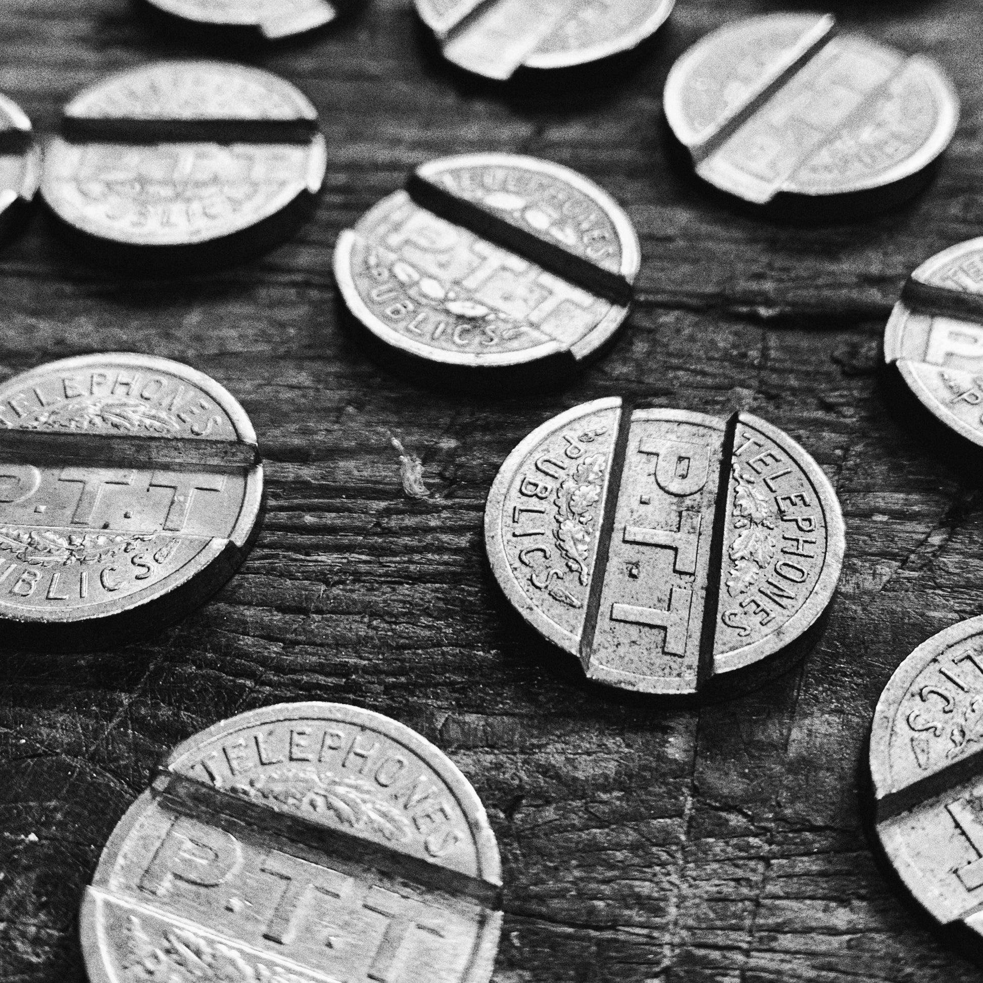 Bijoux offrir cadeau facteur factrice  Pendentif créé à partir d’anciens jetons de téléphone public PTT recyclage Made in France série limitée