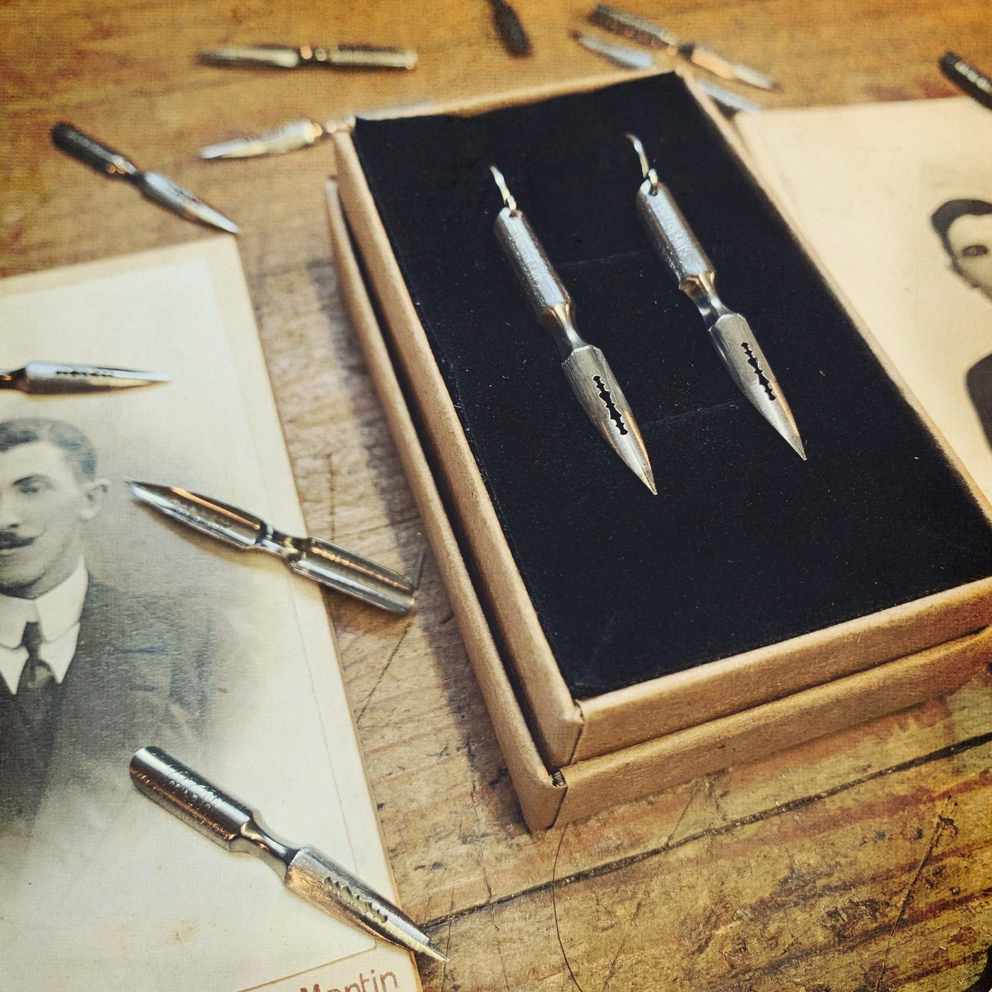 Boucles d'oreilles argentées plume écriture écrivain enseignante professeur recyclage Made in France bijoux offrir cadeau