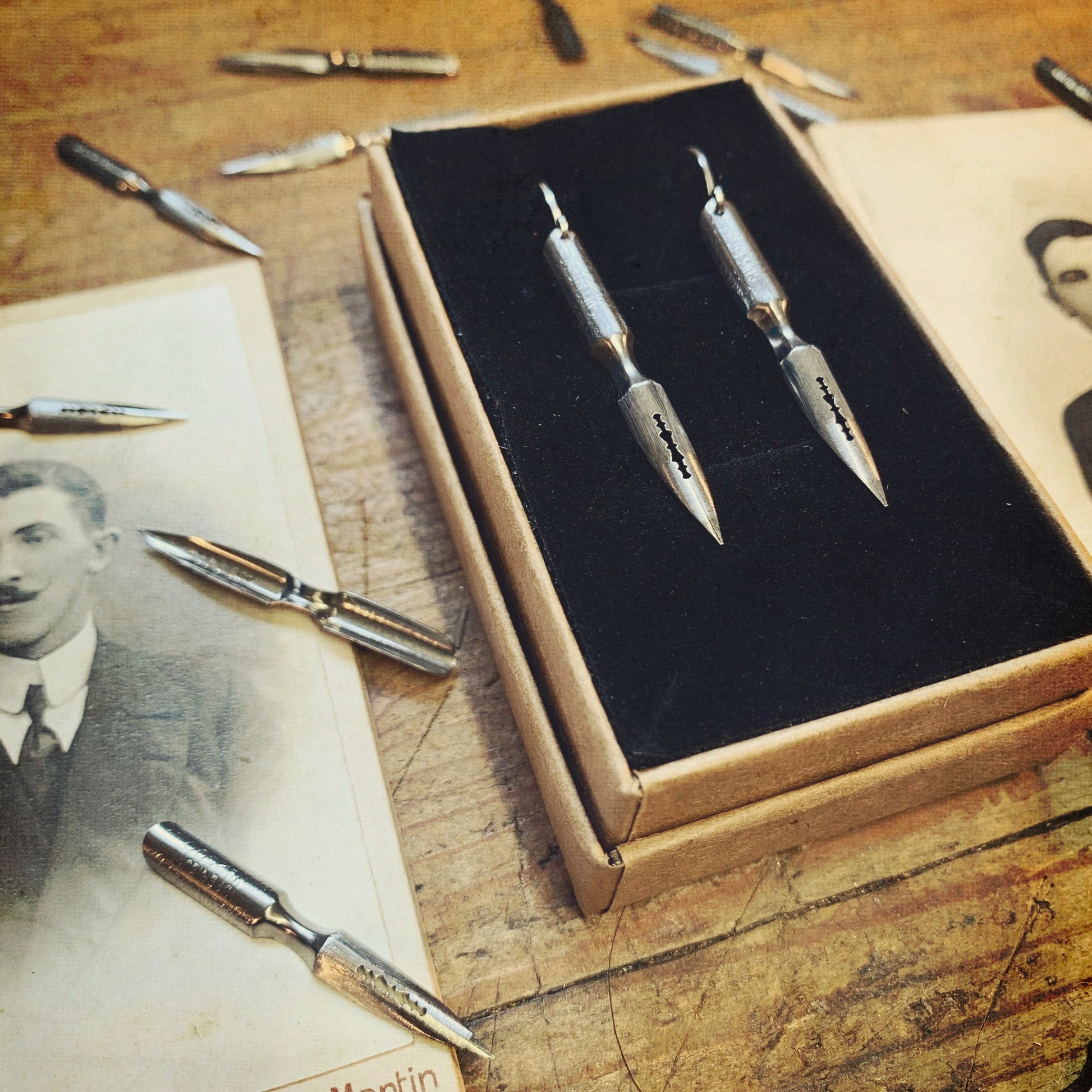 Boucles d'oreilles argentées plume écriture écrivain enseignante professeur recyclage Made in France bijoux offrir cadeau