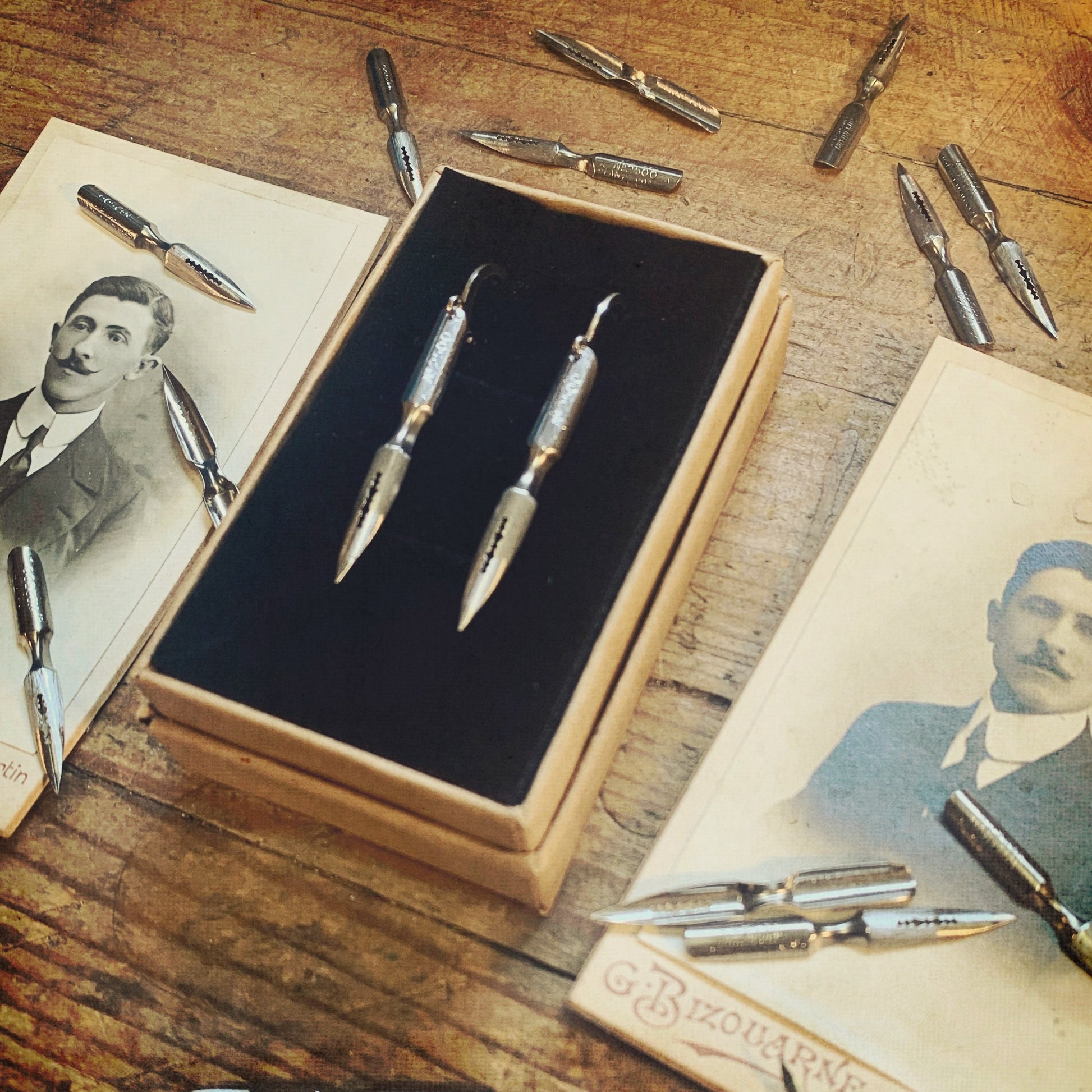 Boucles d'oreilles argentées plume écriture écrivain enseignante professeur recyclage Made in France bijoux offrir cadeau