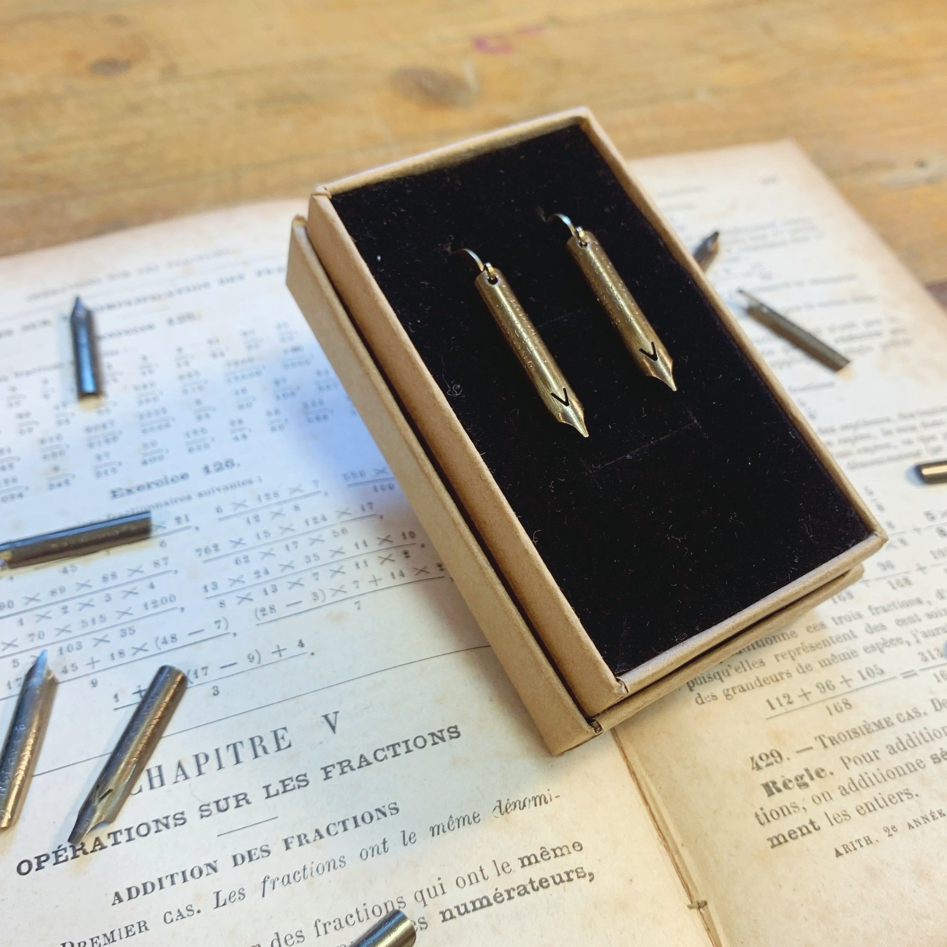 Boucles d'oreilles plume bronze écriture écrivain enseignante professeur recyclage Made in France bijoux offrir cadeau