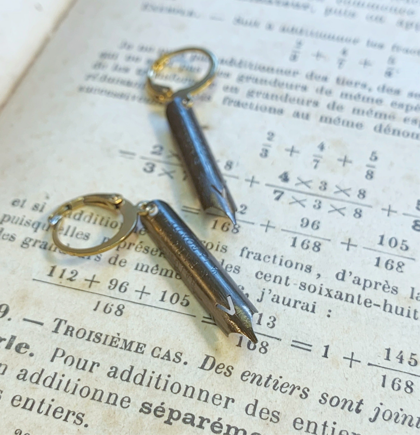 Boucles d'oreilles plume bronze écriture écrivain enseignante professeur recyclage Made in France bijoux offrir cadeau
