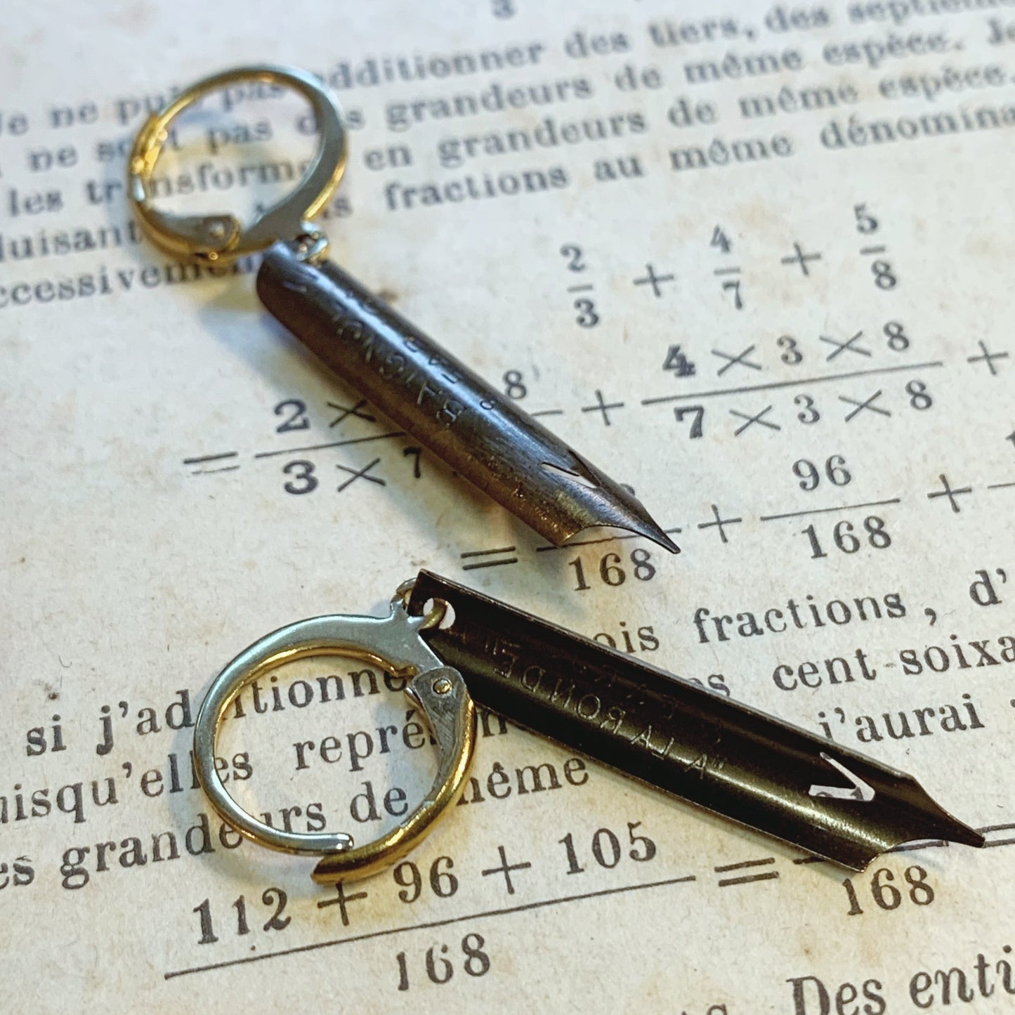 Boucles d'oreilles plume bronze écriture écrivain enseignante professeur recyclage Made in France bijoux offrir cadeau