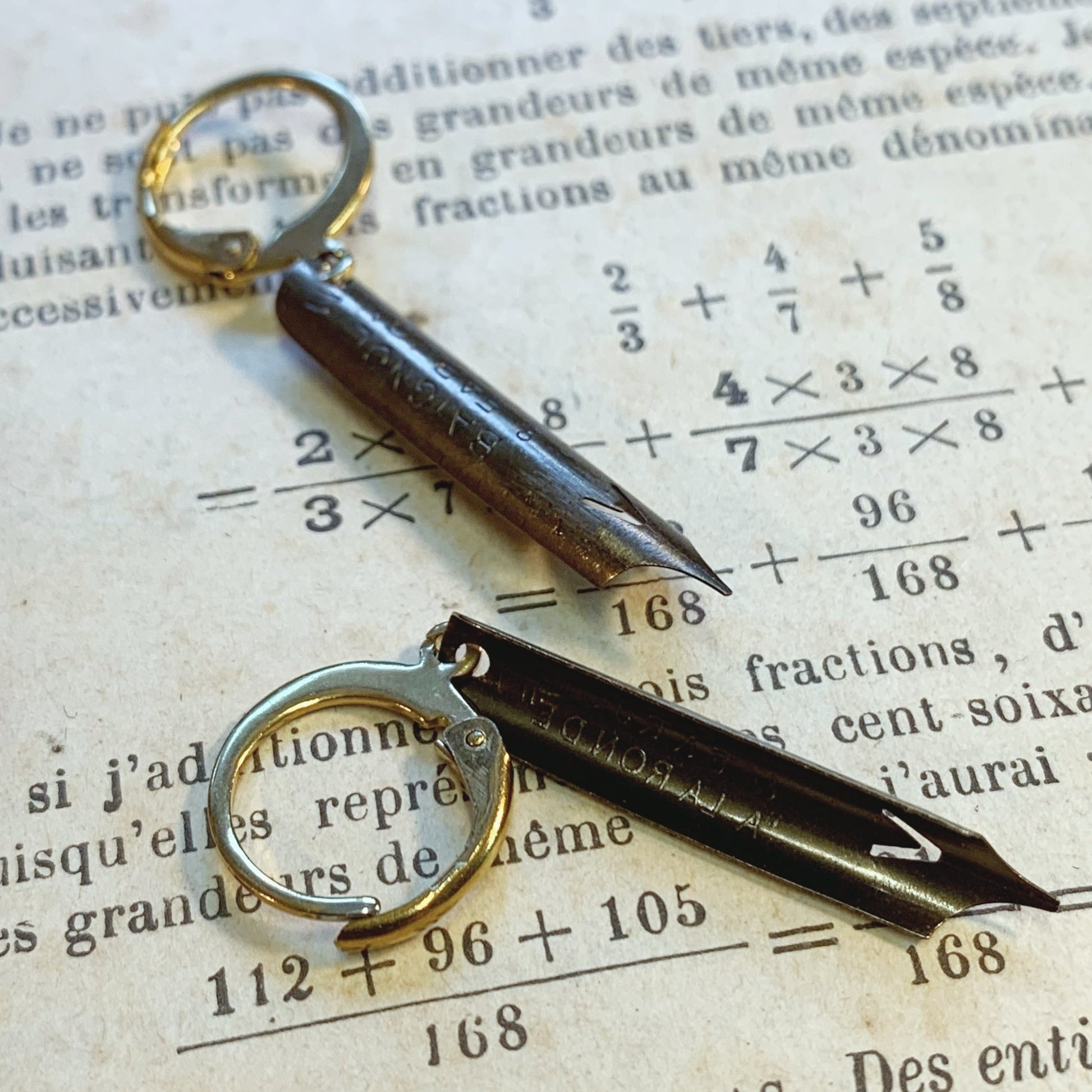 Boucles d'oreilles plume bronze écriture écrivain enseignante professeur recyclage Made in France bijoux offrir cadeau