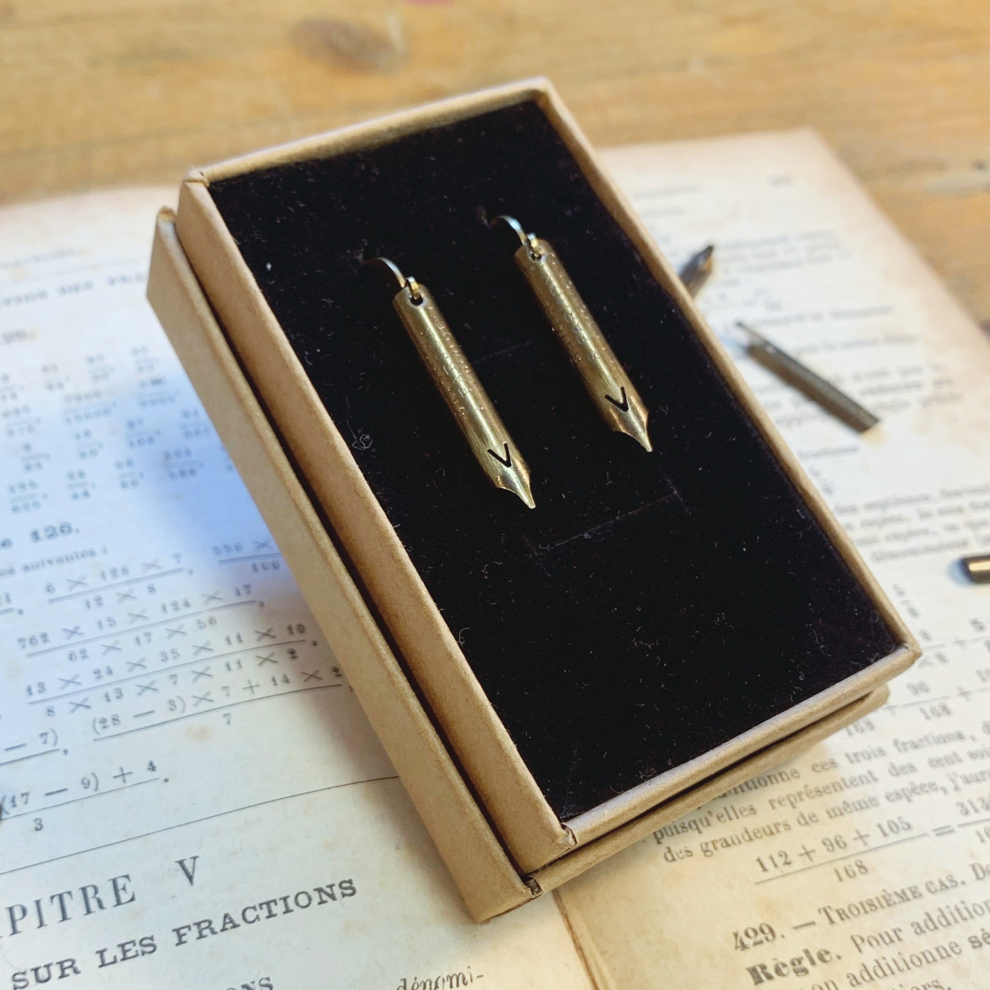 Boucles d'oreilles plume bronze écriture écrivain enseignante professeur recyclage Made in France bijoux offrir cadeau