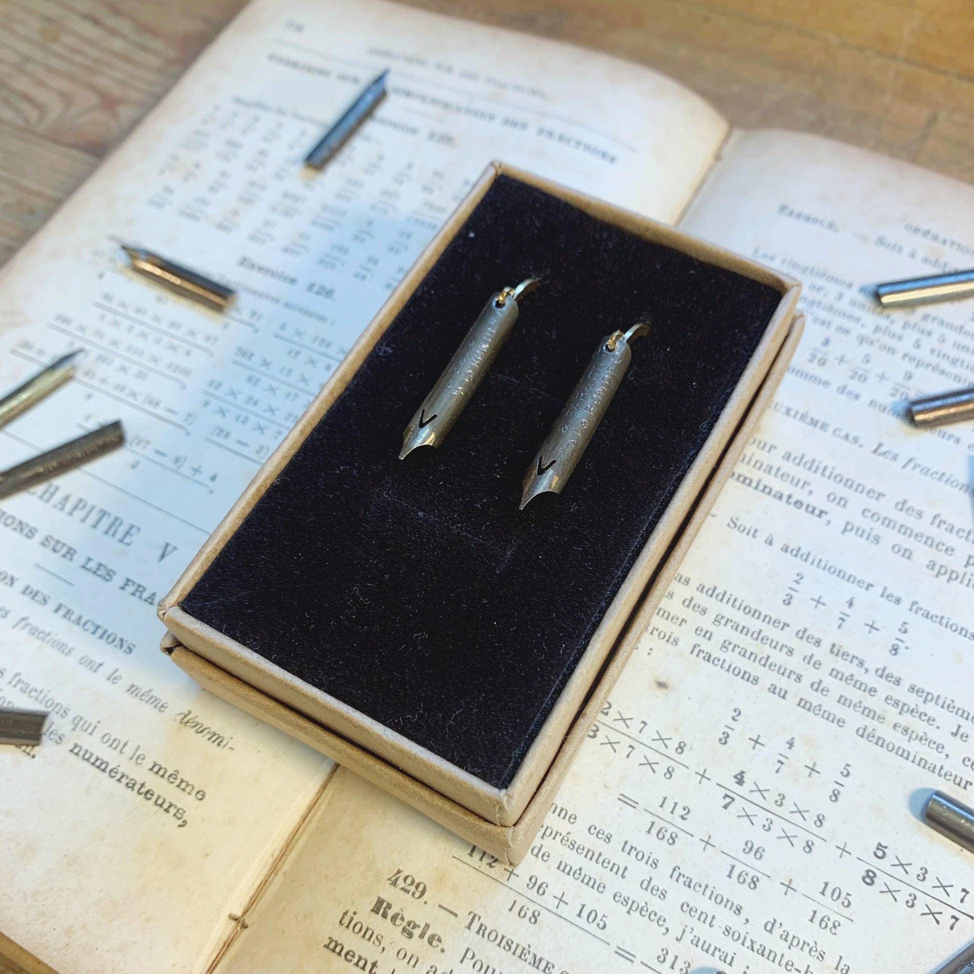 Boucles d'oreilles plume bronze écriture écrivain enseignante professeur recyclage Made in France bijoux offrir cadeau