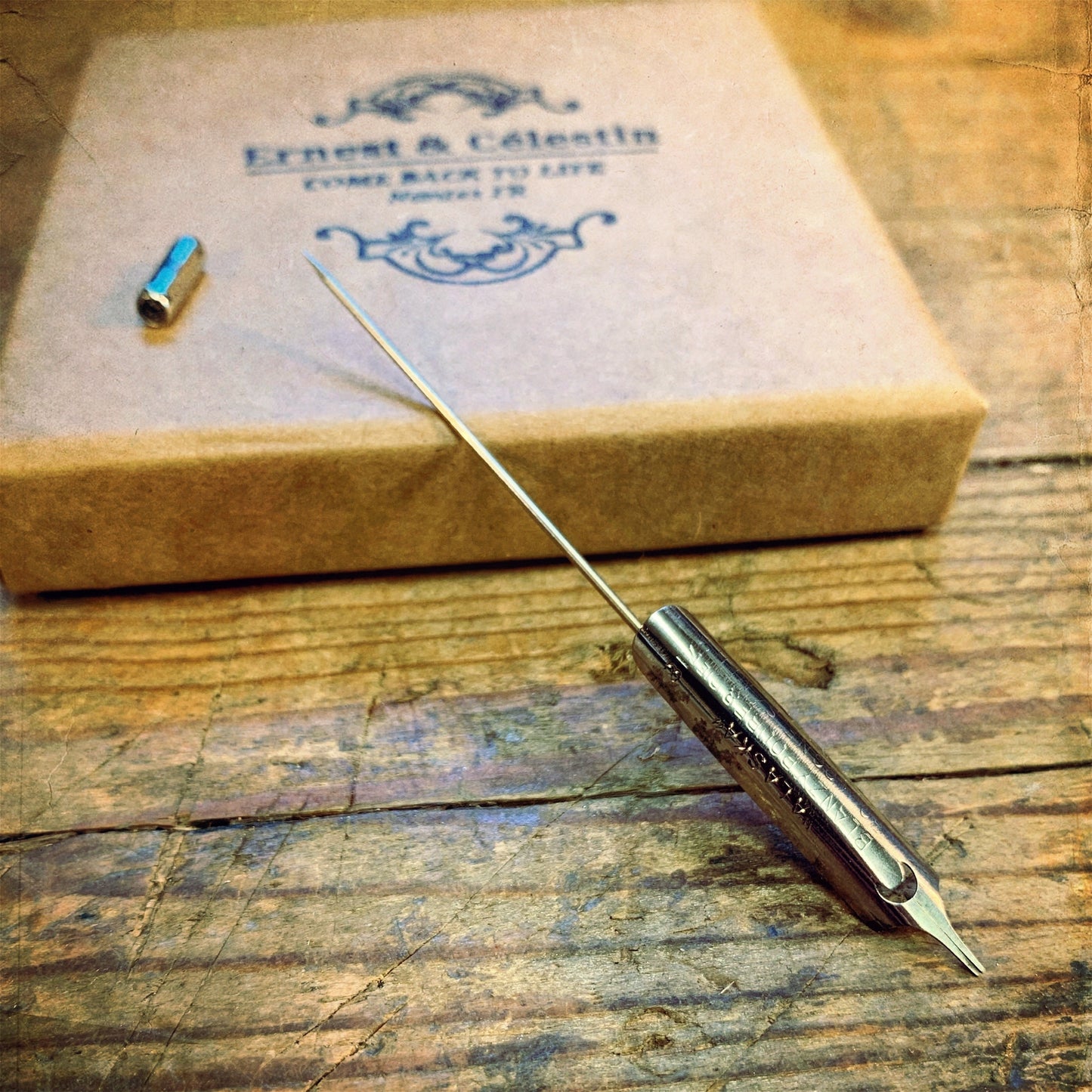 Broche de revers de costume épingle aiguille argentée plume écriture écrivain enseignante professeur recyclage Made in France bijoux offrir cadeau