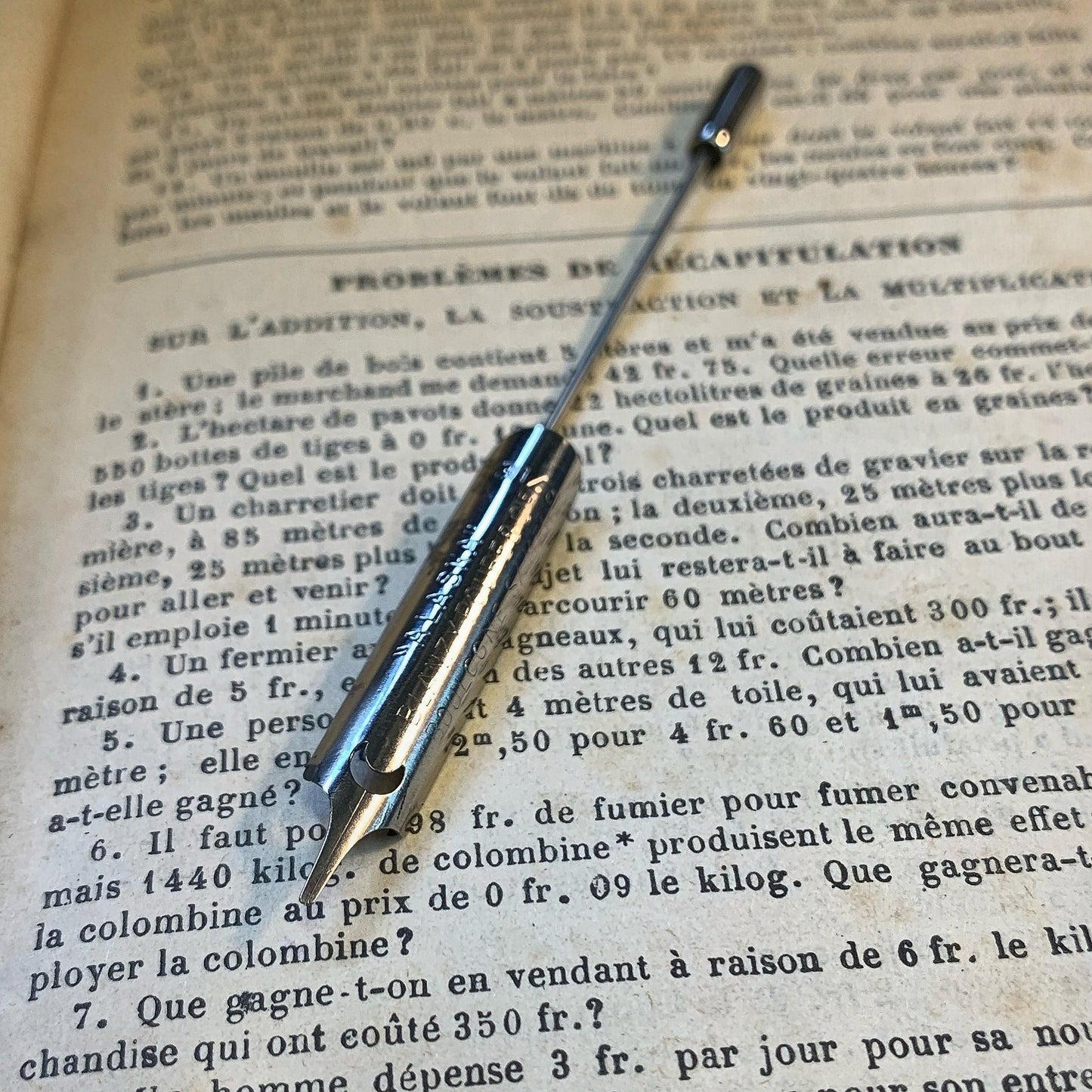 Broche de revers de costume épingle aiguille argentée plume écriture écrivain enseignante professeur recyclage Made in France bijoux offrir cadeau