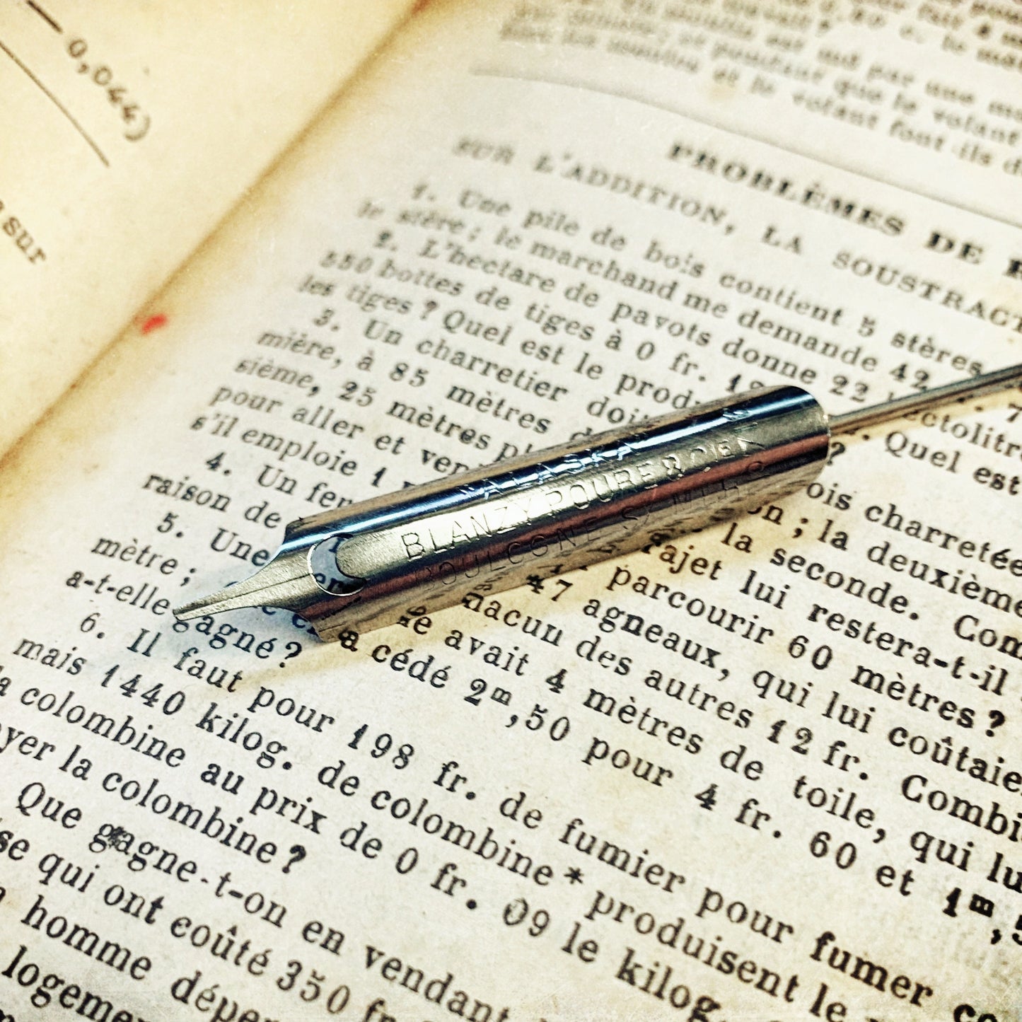 Broche de revers de costume épingle aiguille argentée plume écriture écrivain enseignante professeur recyclage Made in France bijoux offrir cadeau