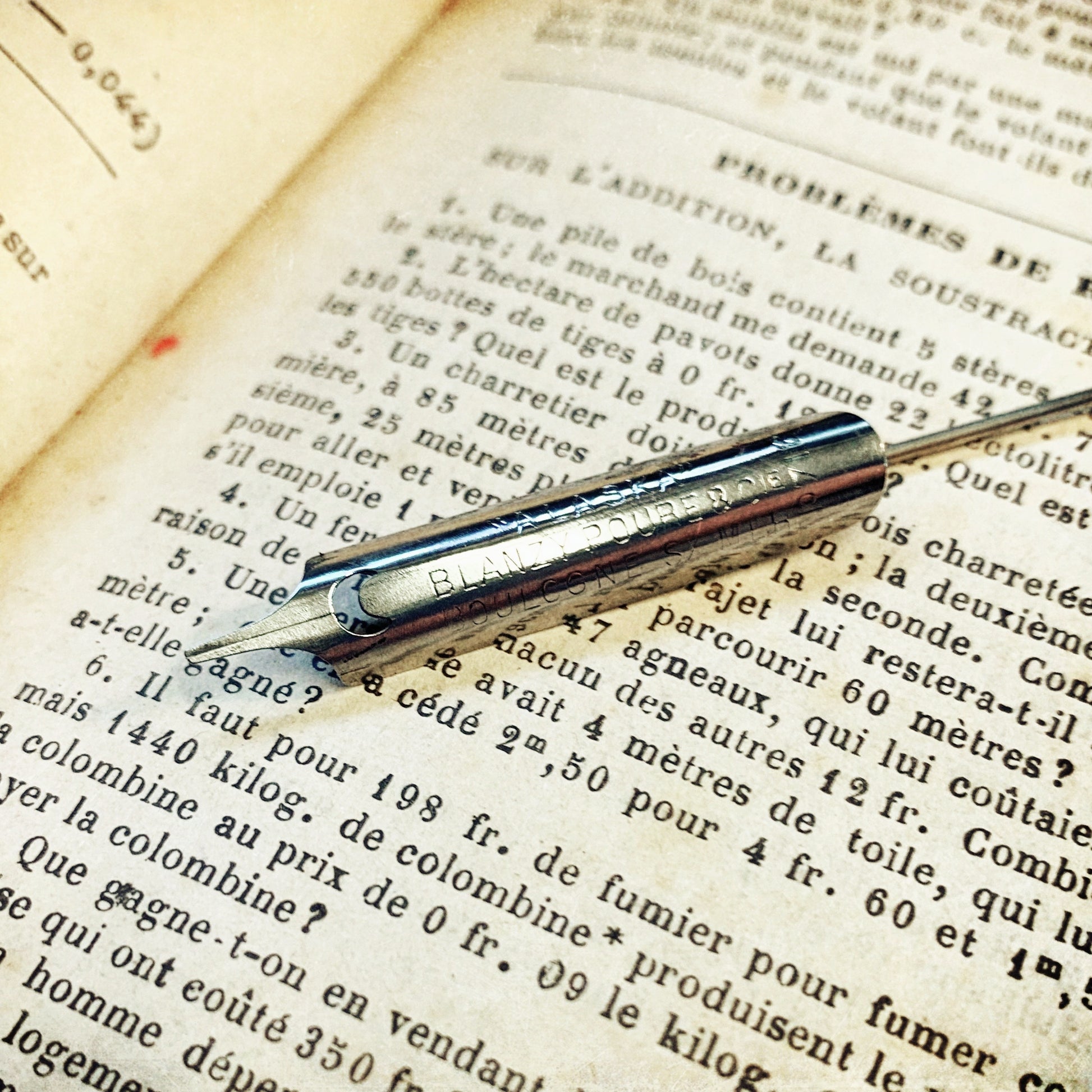 Broche de revers de costume épingle aiguille argentée plume écriture écrivain enseignante professeur recyclage Made in France bijoux offrir cadeau