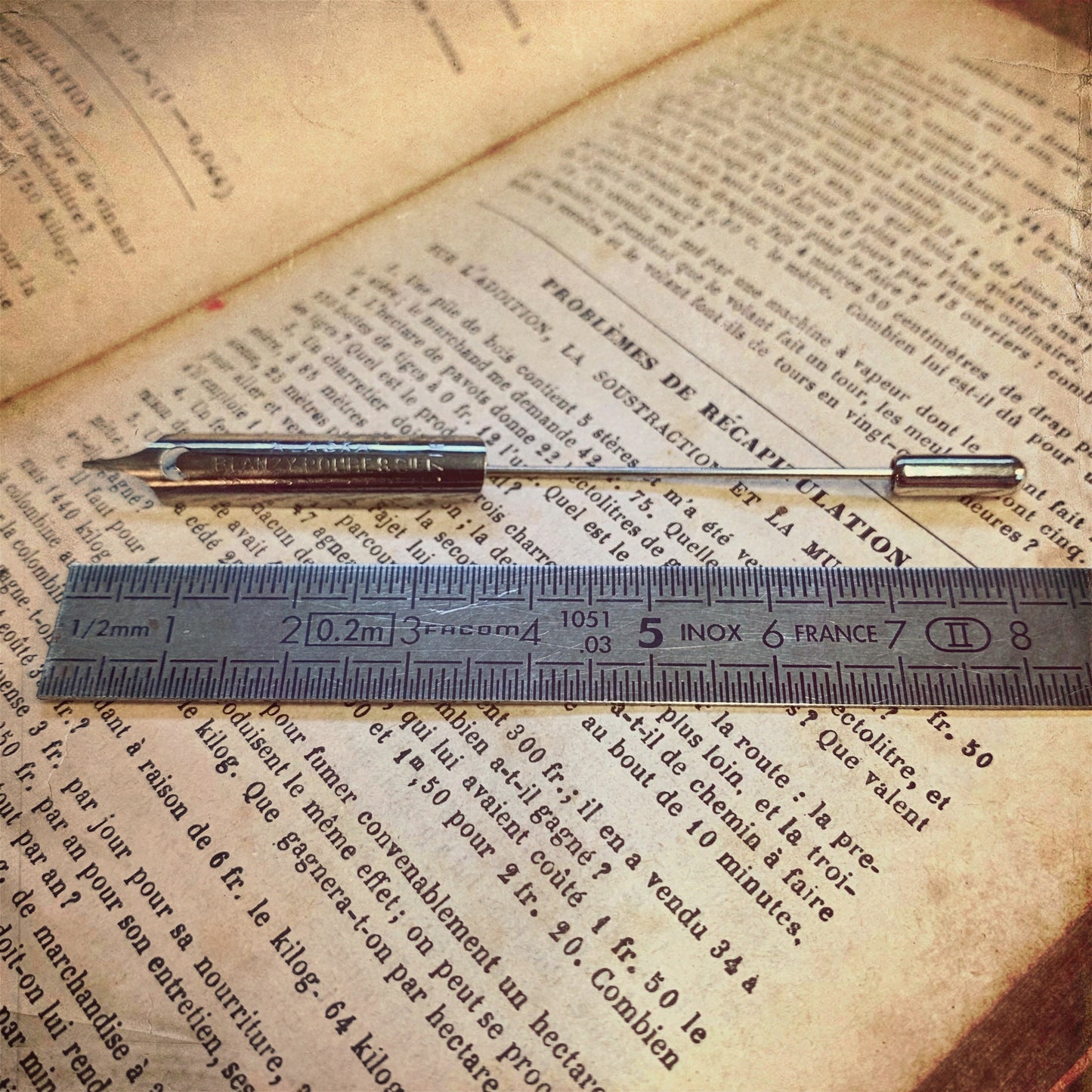 Broche de revers de costume épingle aiguille argentée plume écriture écrivain enseignante professeur recyclage Made in France bijoux offrir cadeau