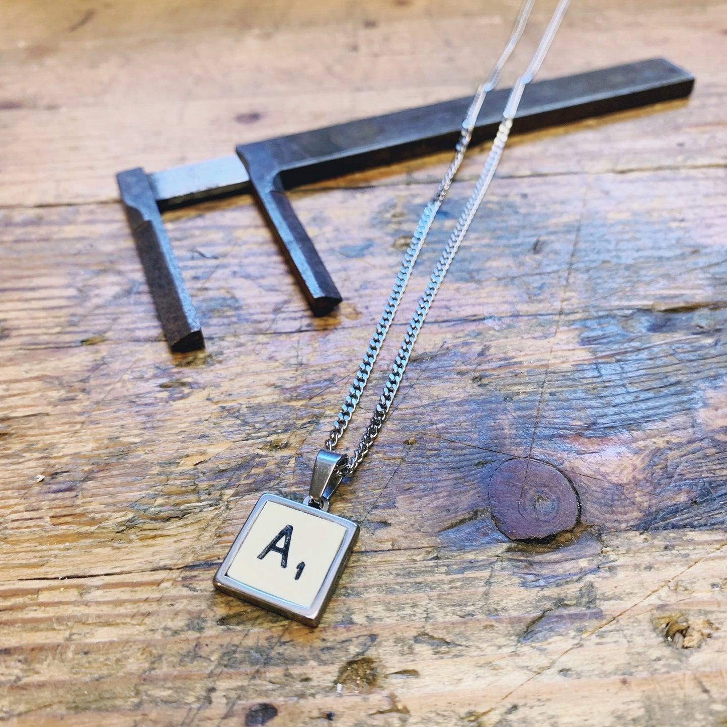 Pendentif collier sautoir bijoux carré Made in France upcycling recyclage offrir cadeau Scrabble lettre alphabet mot prénom