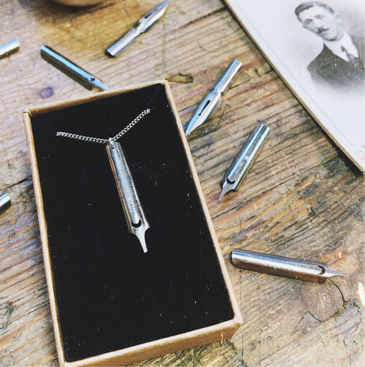 Pendentif collier sautoir argentée plume écriture écrivain enseignante professeur recyclage Made in France bijoux offrir cadeau