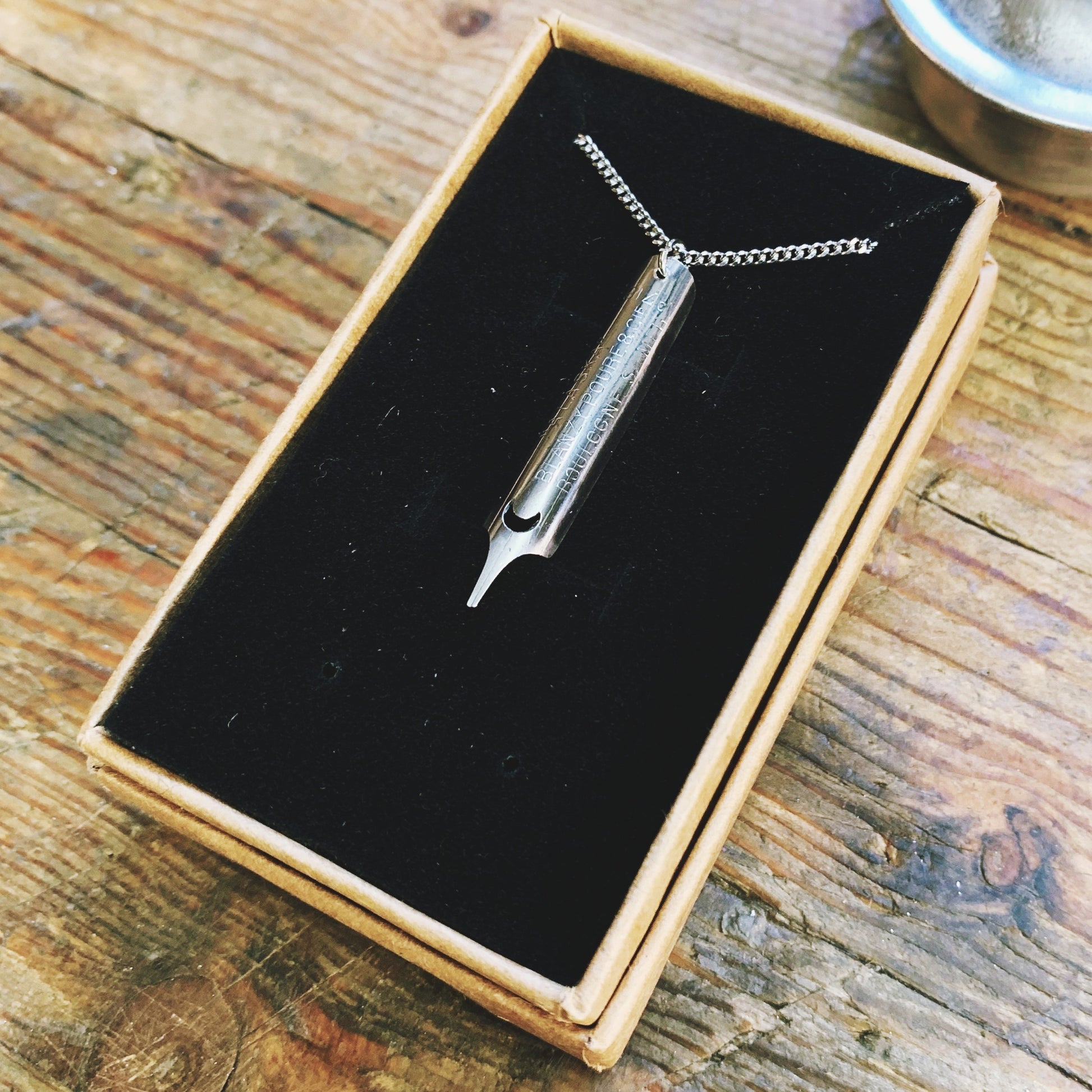 Pendentif collier sautoir argentée plume écriture écrivain enseignante professeur recyclage Made in France bijoux offrir cadeau