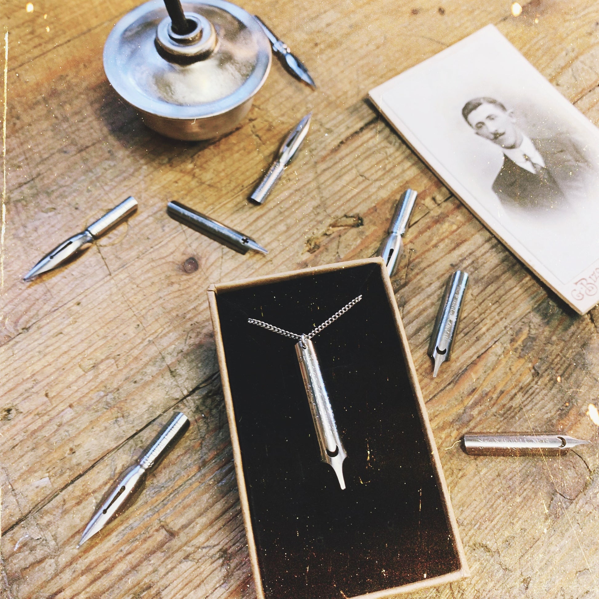 Pendentif collier sautoir argentée plume écriture écrivain enseignante professeur recyclage Made in France bijoux offrir cadeau