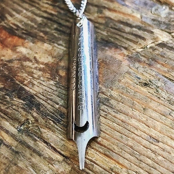 Pendentif collier sautoir argentée plume écriture écrivain enseignante professeur recyclage Made in France bijoux offrir cadeau