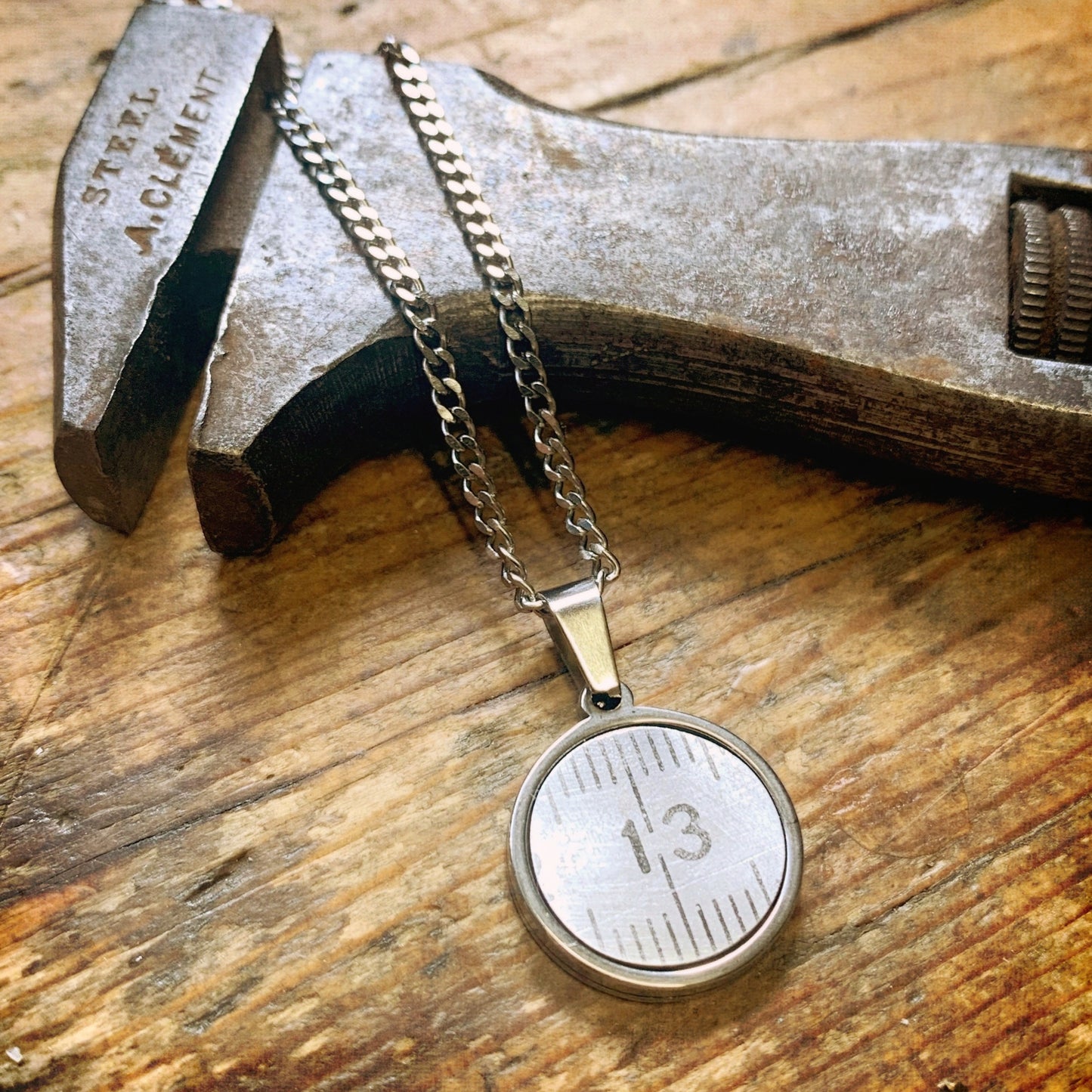 Pendentif collier sautoir mètre aluminium choix numéro personnalisé bijoux homme Made in France upcycling offrir cadeau architecte couturière