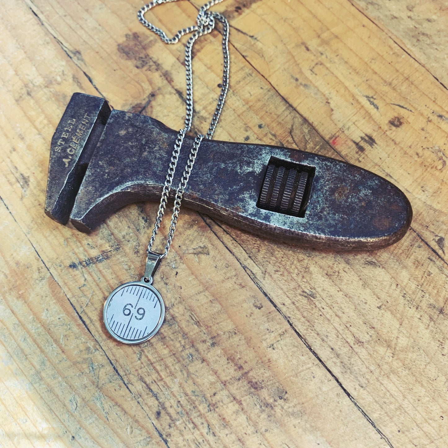Pendentif collier sautoir mètre aluminium choix numéro personnalisé bijoux homme Made in France upcycling offrir cadeau architecte couturière