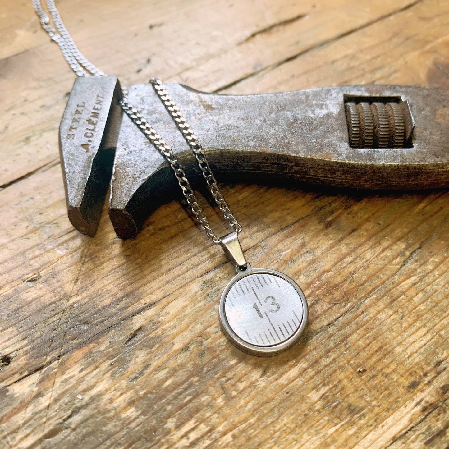 Pendentif collier sautoir mètre aluminium choix numéro personnalisé bijoux homme Made in France upcycling offrir cadeau architecte couturière