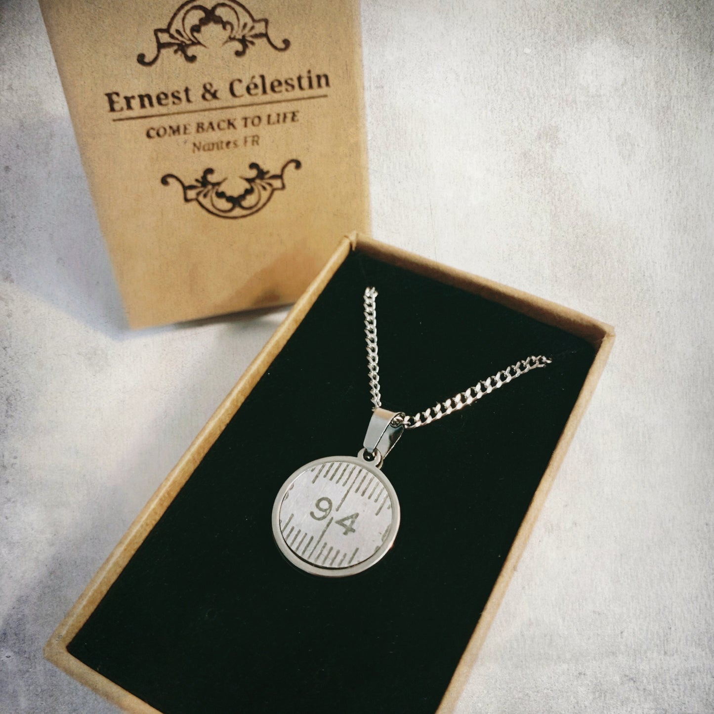 Pendentif collier sautoir mètre aluminium choix numéro personnalisé bijoux homme Made in France upcycling offrir cadeau architecte couturière