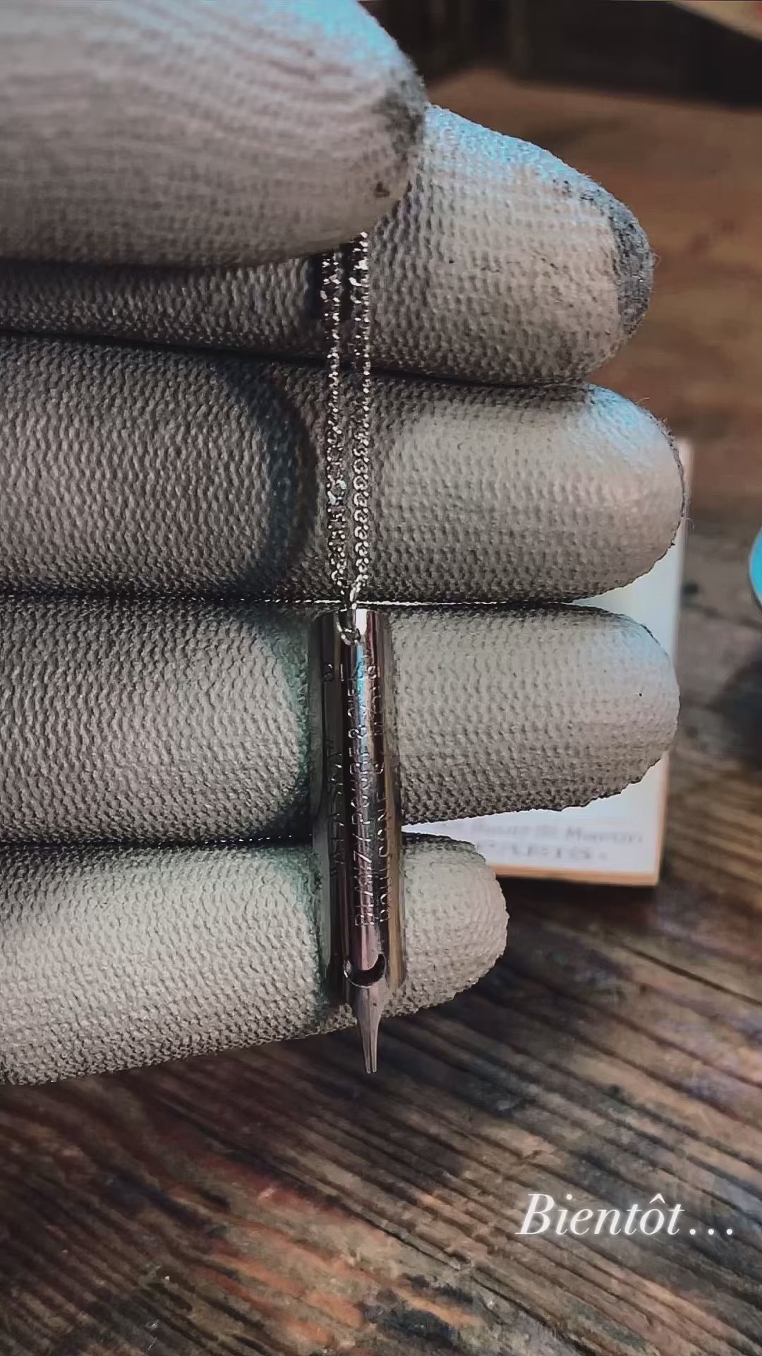 Pendentif collier sautoir argentée plume écriture écrivain enseignante professeur recyclage Made in France bijoux cadeau offrir