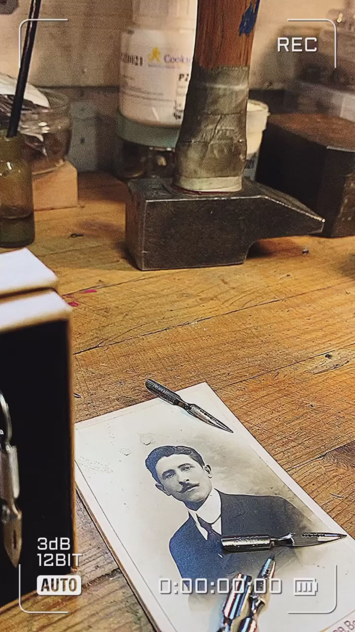 Boucles d'oreilles argentées plume écriture écrivain enseignante professeur recyclage Made in France bijoux offrir cadeau