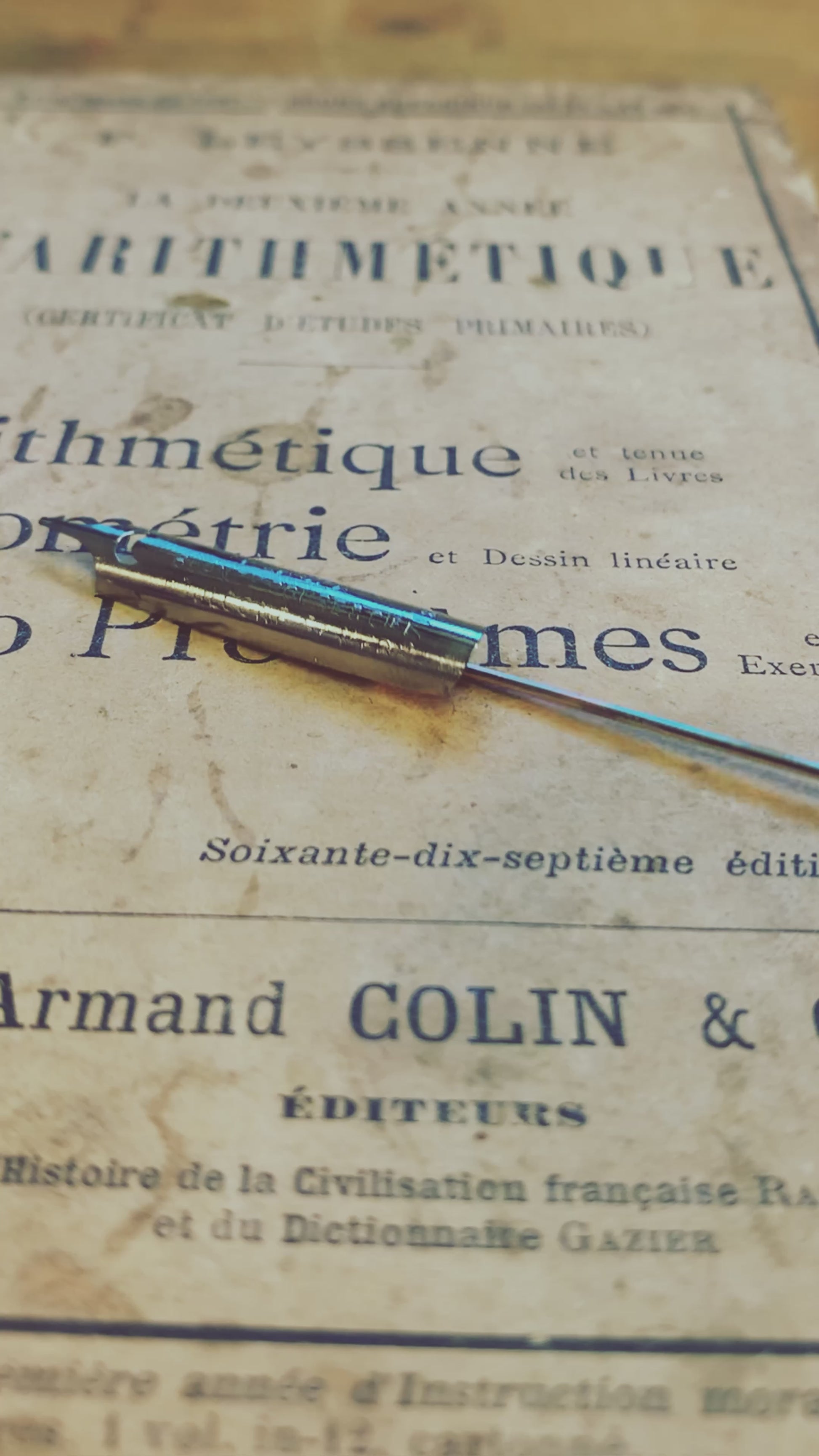 Broche de revers de costume épingle aiguille argentée plume écriture écrivain enseignante professeur recyclage Made in France bijoux offrir cadeau