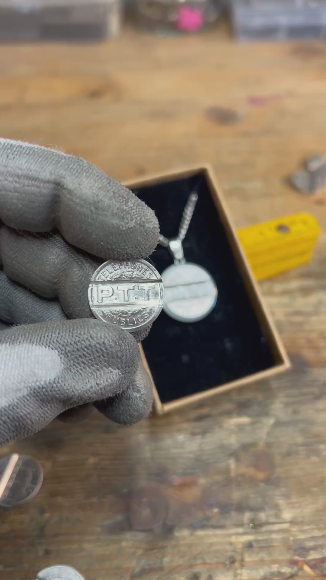 Bijoux offrir cadeau facteur factrice  Pendentif créé à partir d’anciens jetons de téléphone public PTT recyclage Made in France série limitée