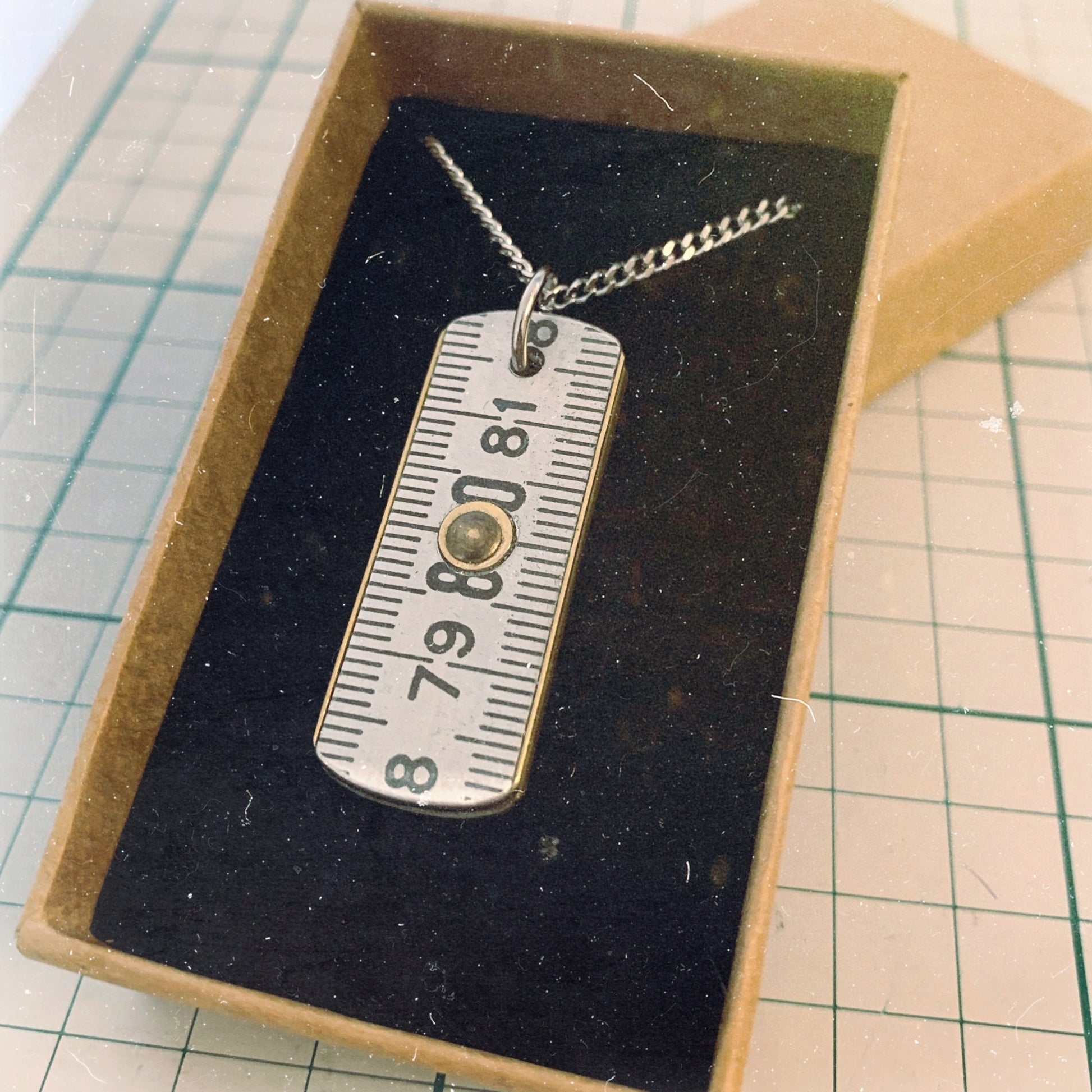 Pendentif collier sautoir mètre aluminium bijoux homme Made in France upcycling offrir cadeau architecte couturière