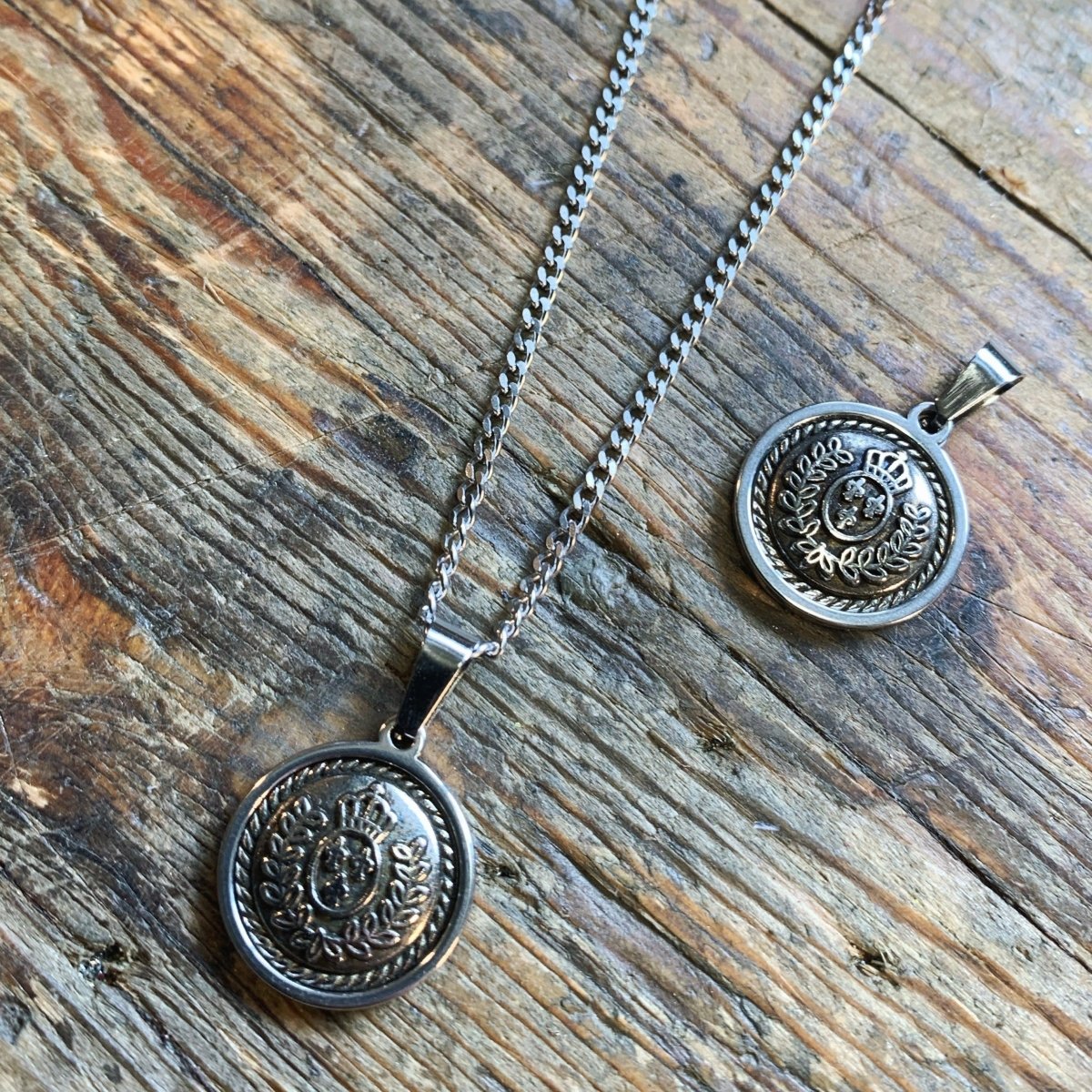 Pendentif Couronnes et Lys ⚜️ SÉRIE LIMITÉE ⚜️ - Ernest & Célestin
