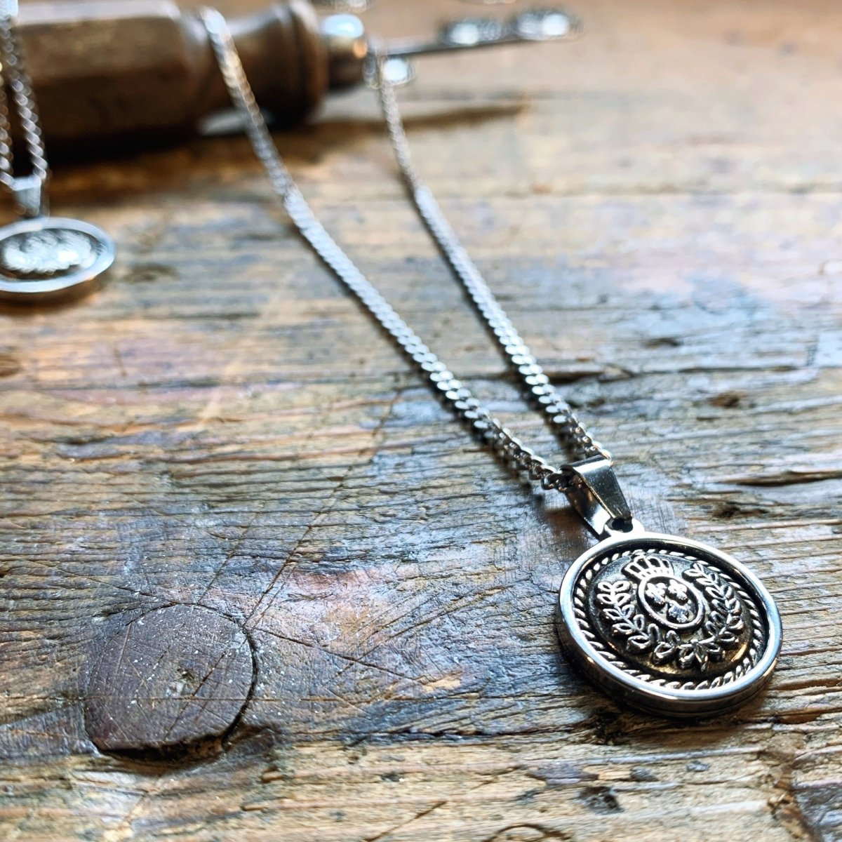 Pendentif Couronnes et Lys ⚜️ SÉRIE LIMITÉE ⚜️ - Ernest & Célestin
