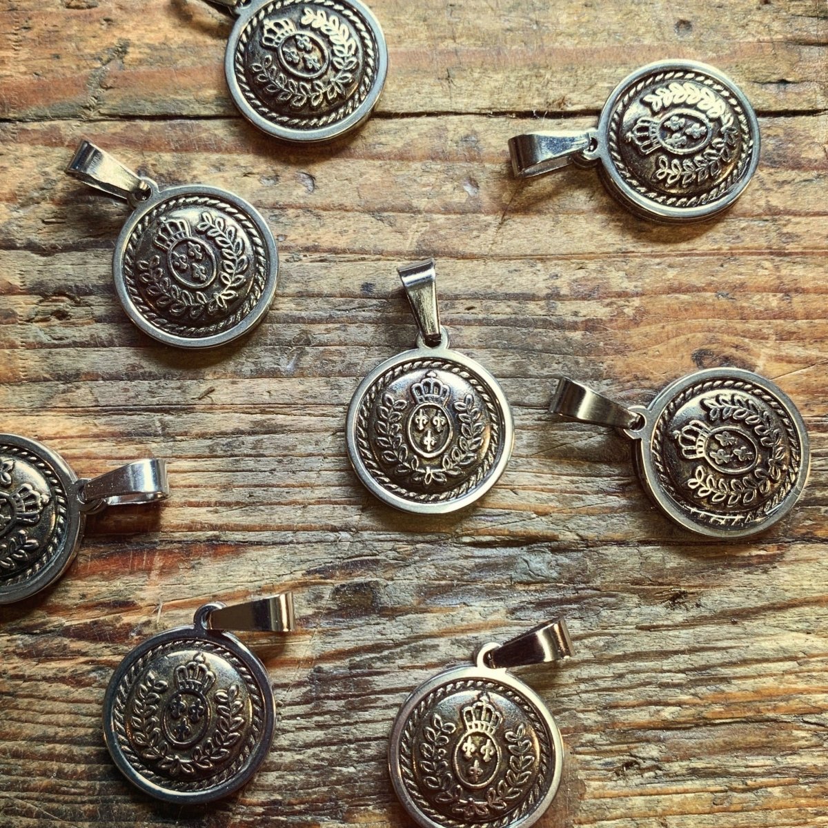 Pendentif Couronnes et Lys ⚜️ SÉRIE LIMITÉE ⚜️ - Ernest & Célestin