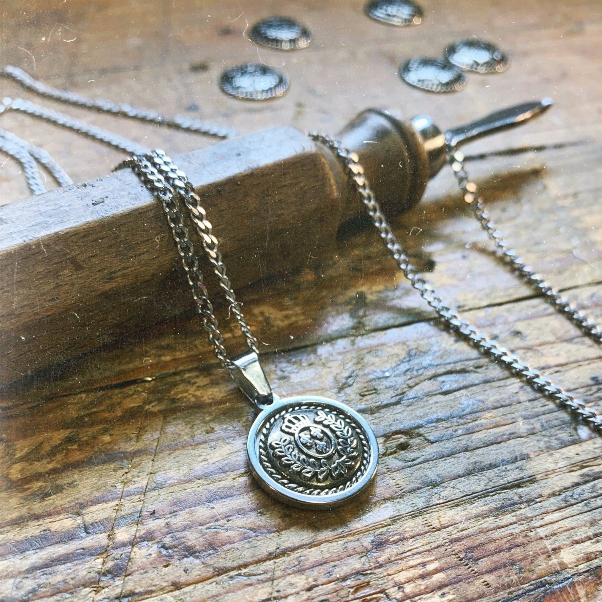 Pendentif Couronnes et Lys ⚜️ SÉRIE LIMITÉE ⚜️ - Ernest & Célestin