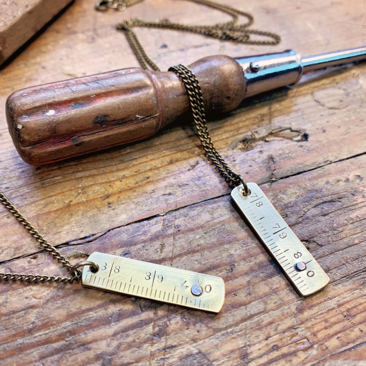 Pendentif Métrique Laiton - Ernest & Célestin