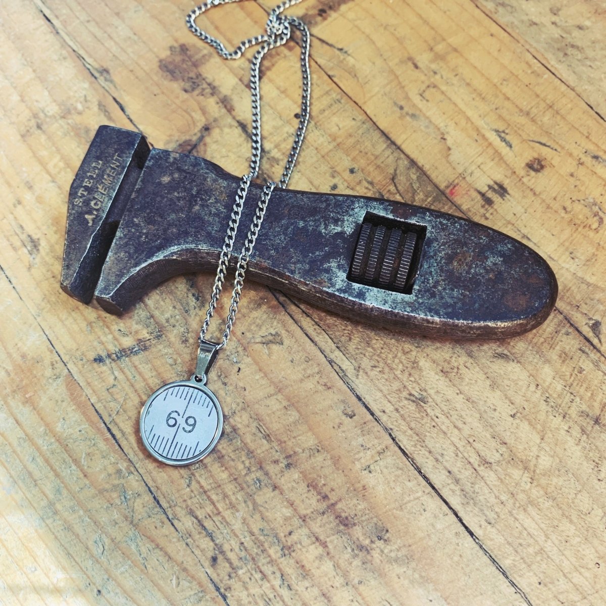 Pendentif numéro 1>99 - Ernest & Célestin